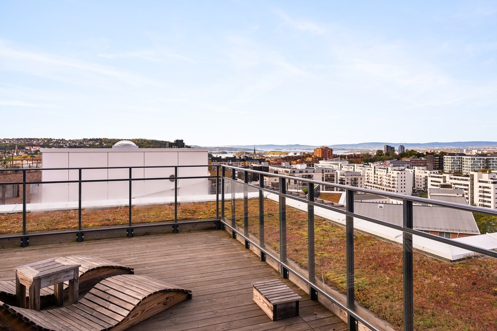 Solrike sommerdager på takterrassen som enkelt nås via heis fra leiligheten Galleribilde