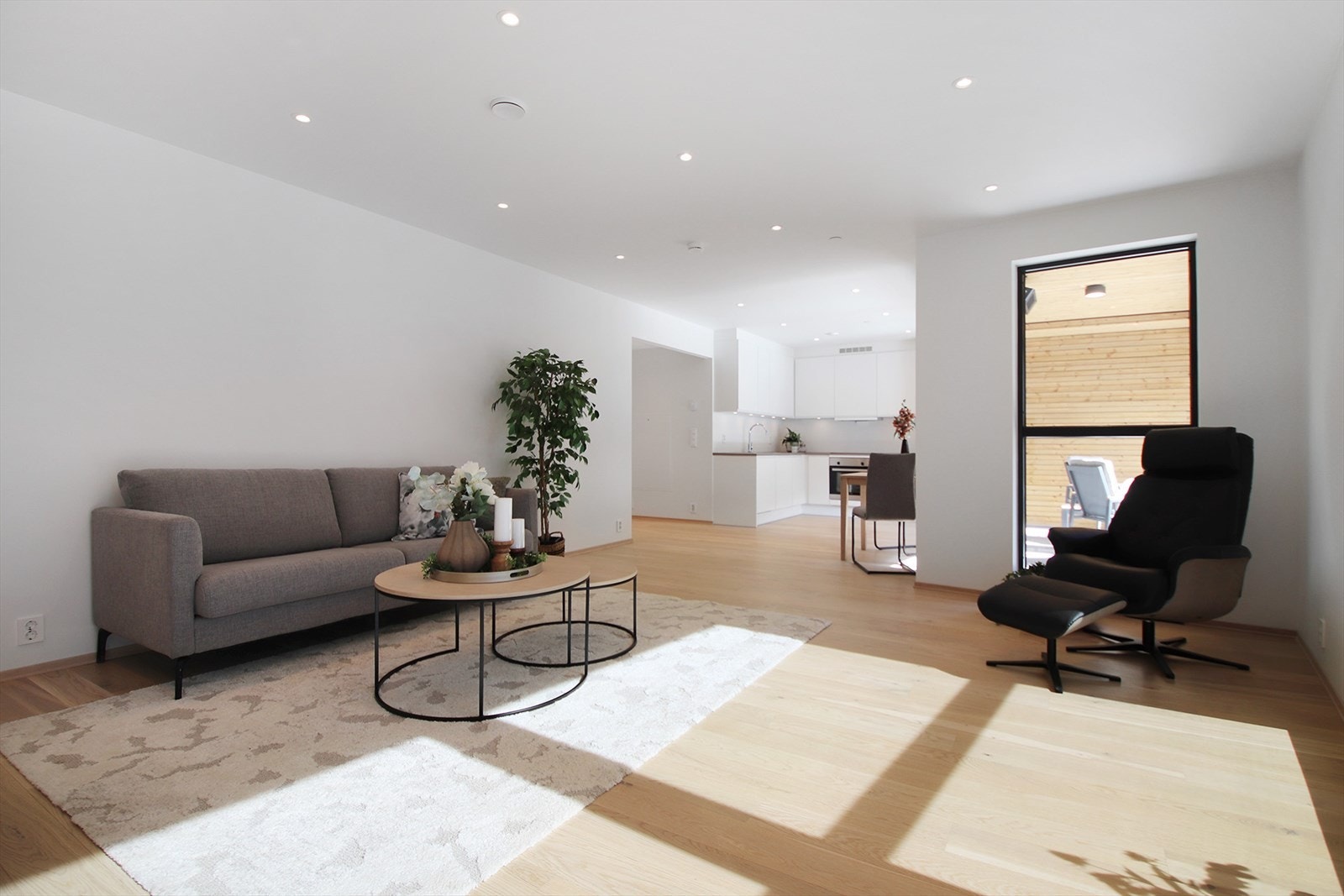 Romslig stue/kjøkken i åpen løsning Galleribilde