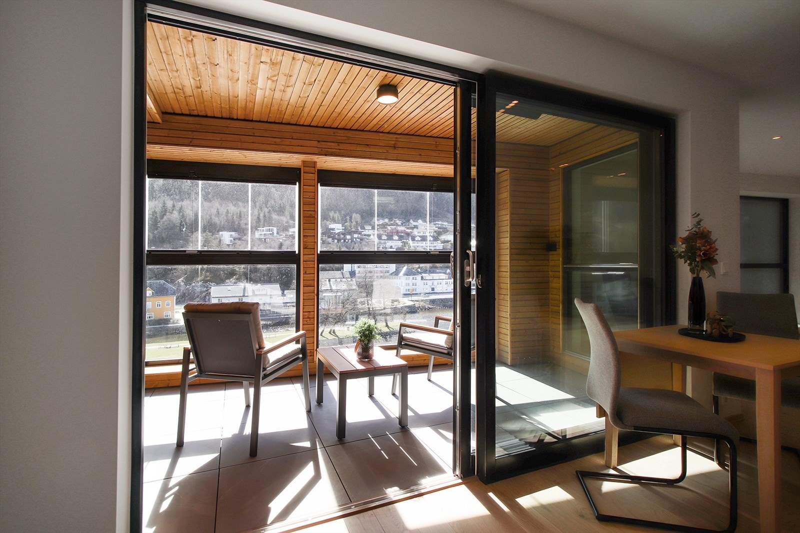 Romslig innglasset balkong. Galleribilde