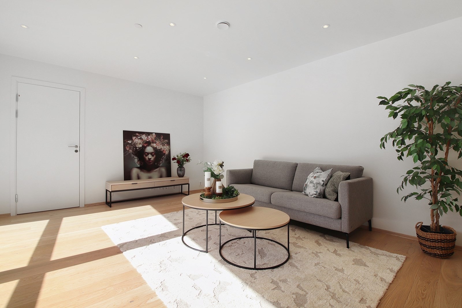 Det er god plass til sofagruppe i stue. Galleribilde