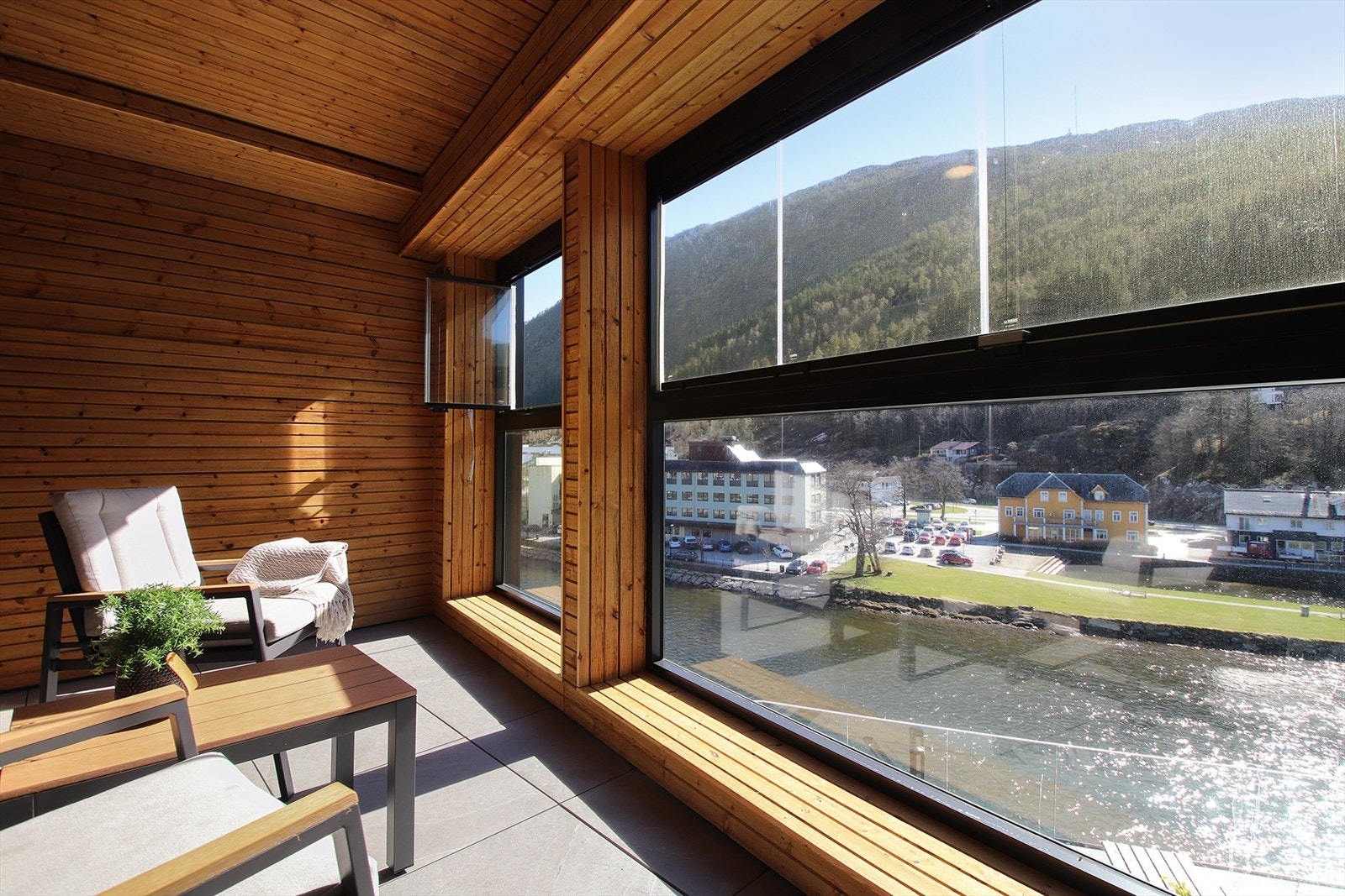 Innglasset balkong, med vinduer som kan skyves til side. Galleribilde