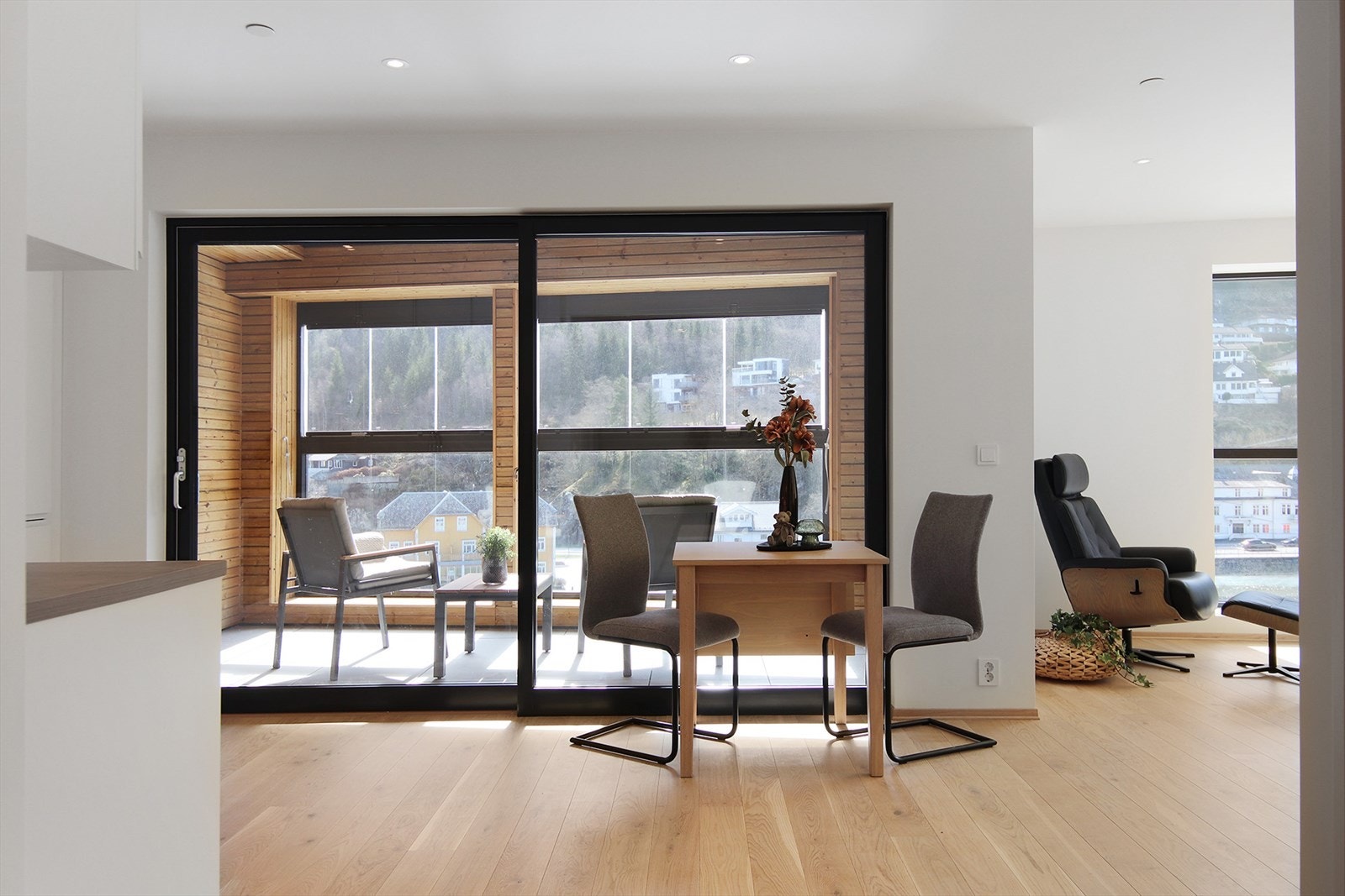 Fra kjøkken er det utgang til sørvendt innglasset balkong. Galleribilde