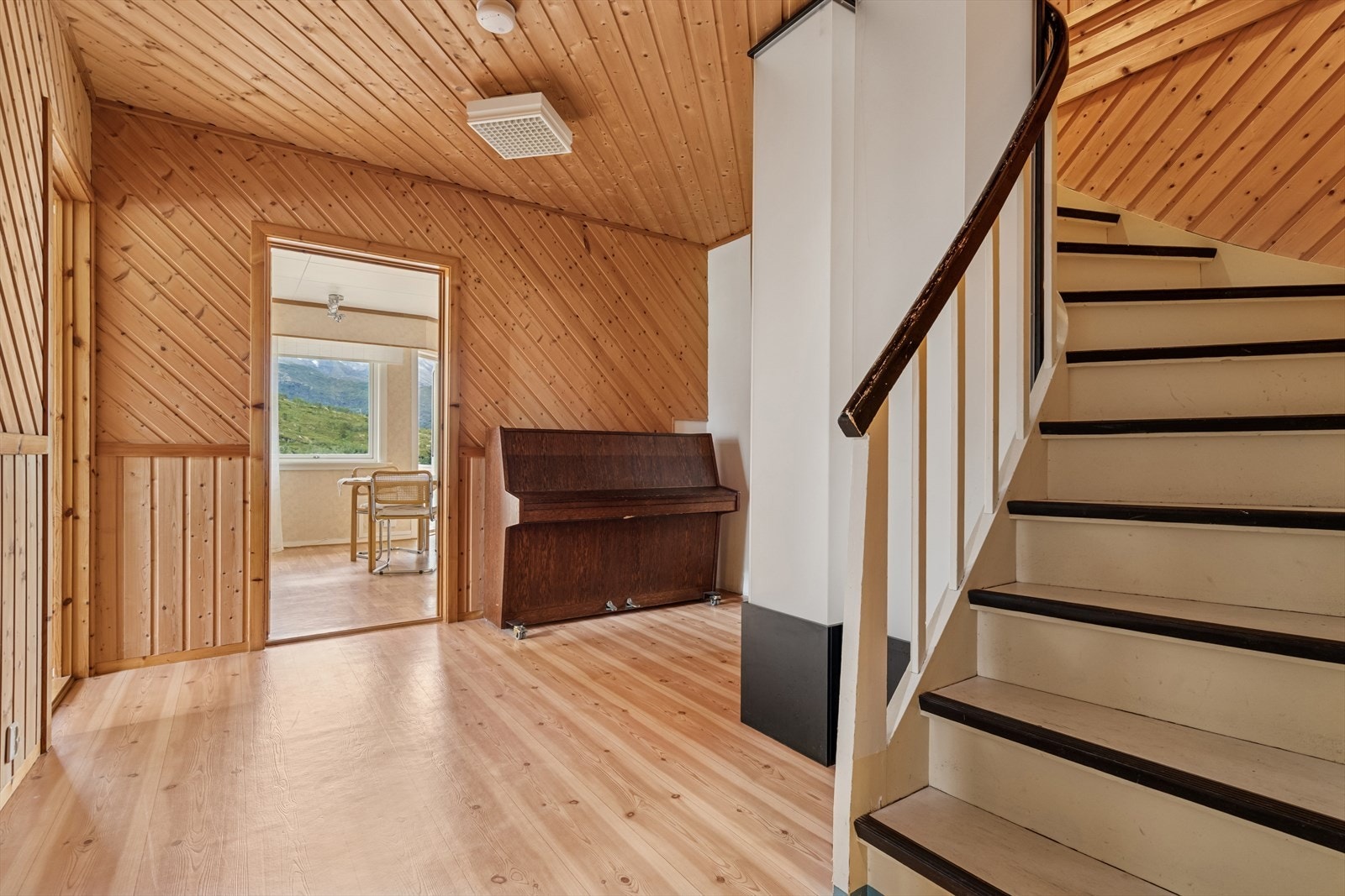 Du ønskes velkommen inn i en praktisk entré med plass til å henge fra seg yttertøyet. Her ser du bildet av gangen, som ligger tilknyttet entréen. Galleribilde