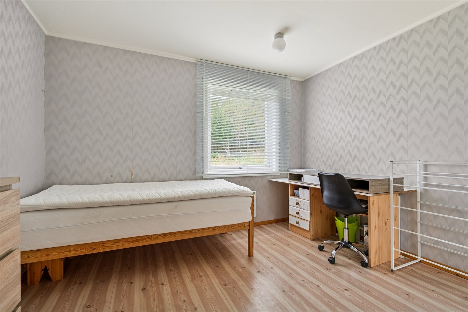 Det er to romslige soverom i denne etasjen med god plass til klesskap og kommode. Galleribilde