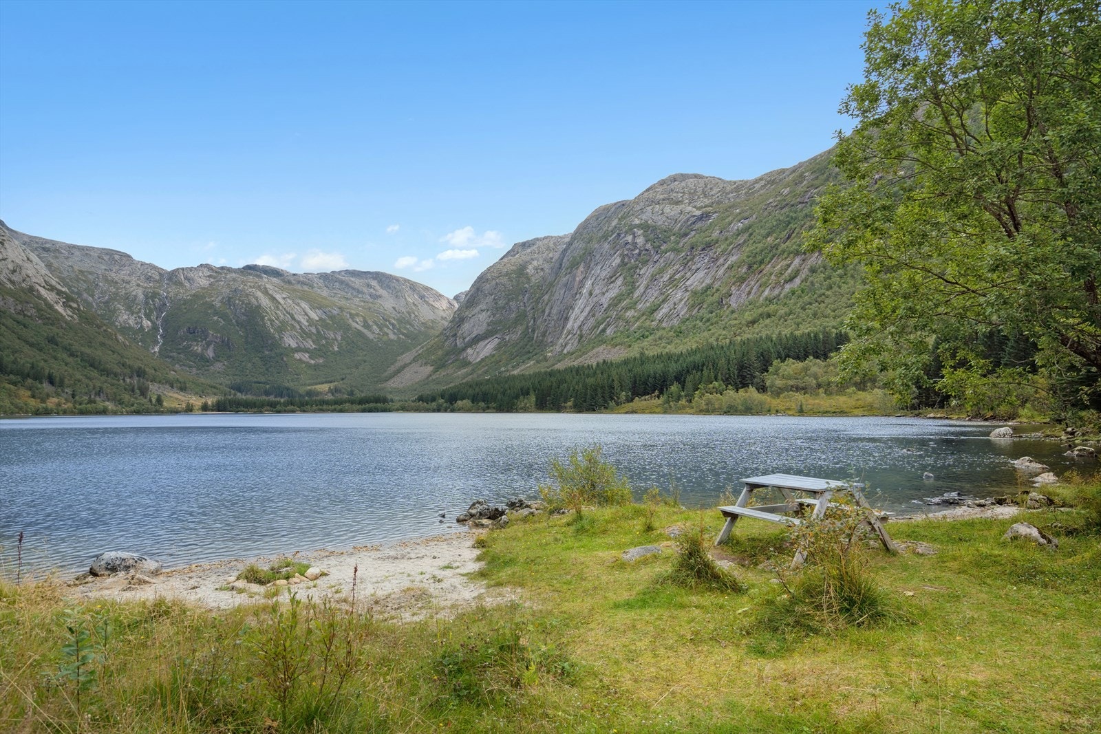 Eiendommen ligger i meget idylliske omgivelser på Selstad. Galleribilde