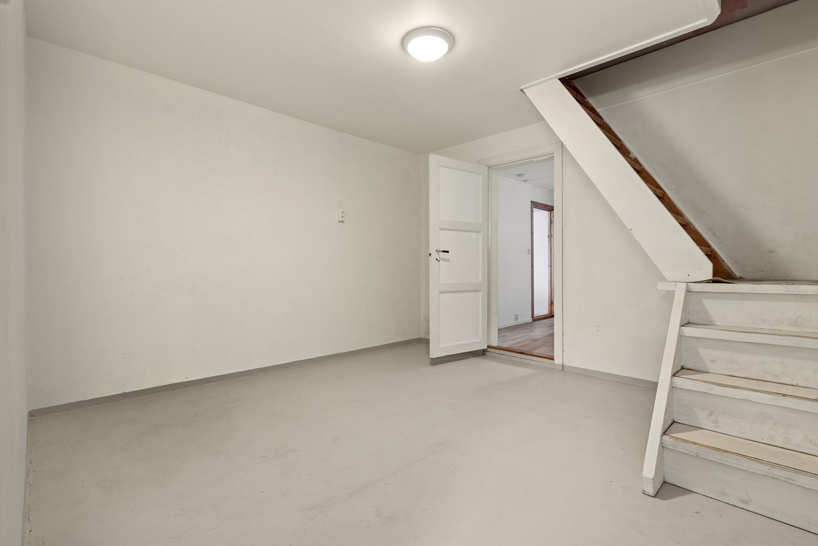 Kjelleren har adkomst fra hovedetasjen eller via egen entré fra garasjen. Galleribilde