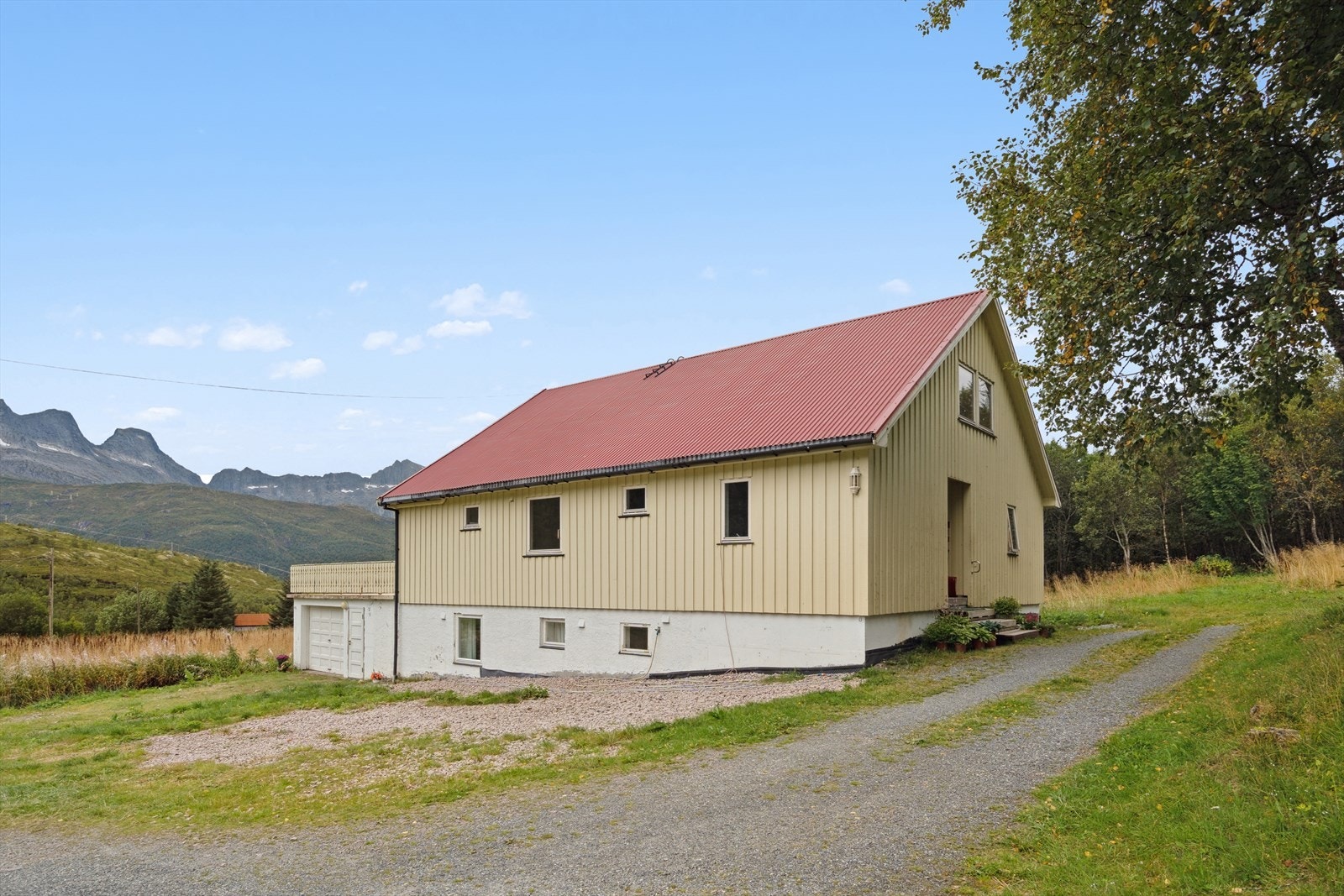 Hovedboligen har garasje tilknyttet, med adkomst fra både utsiden og innsiden. Fantastisk utsikt fra eiendommen. Galleribilde