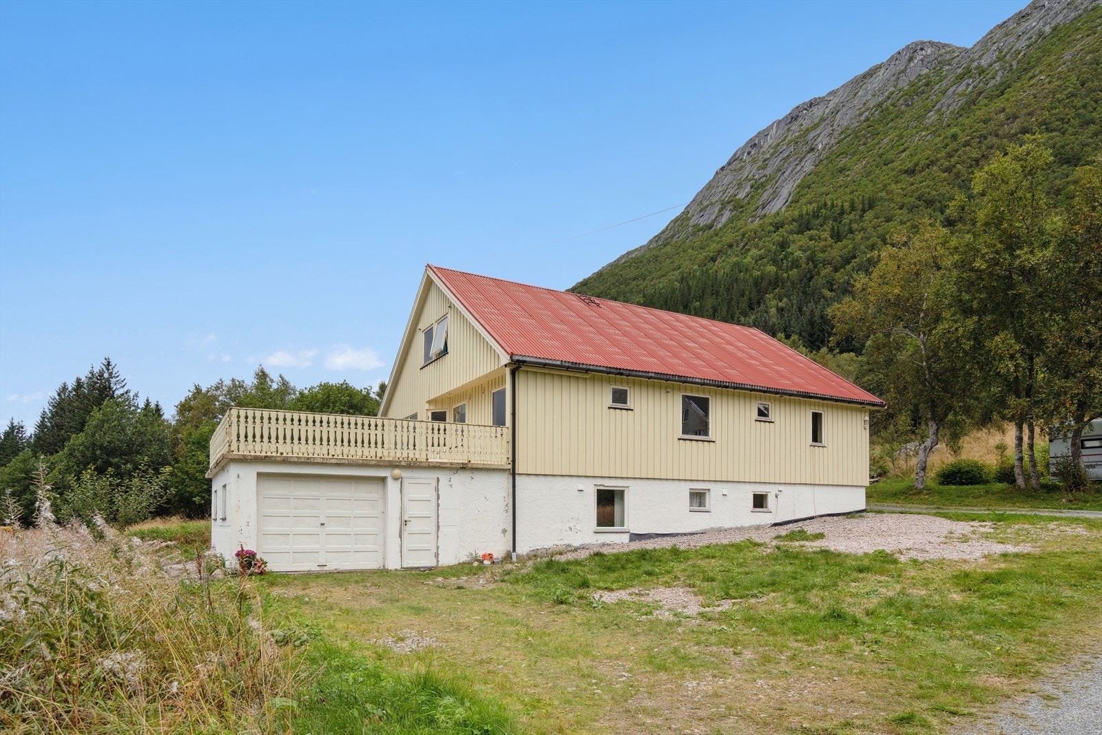 Eneboligen står på utskilt tomt, hvorpå konsesjonspliktig landbrukstomt også medfølger salget. Selstad ligger i idylliske omgivelser med fiskerett i nærliggende vann. Galleribilde