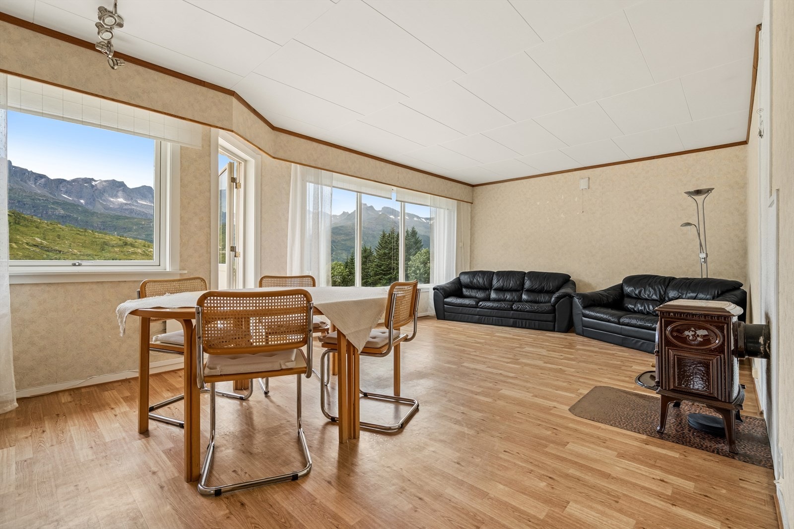 Her har man en vedovn som varmer godt og det er god plass til spise og sittegruppe. Fra stuen er det utgang til veranda som utnytter utsikten over de fantastiske omgivelsene. Galleribilde