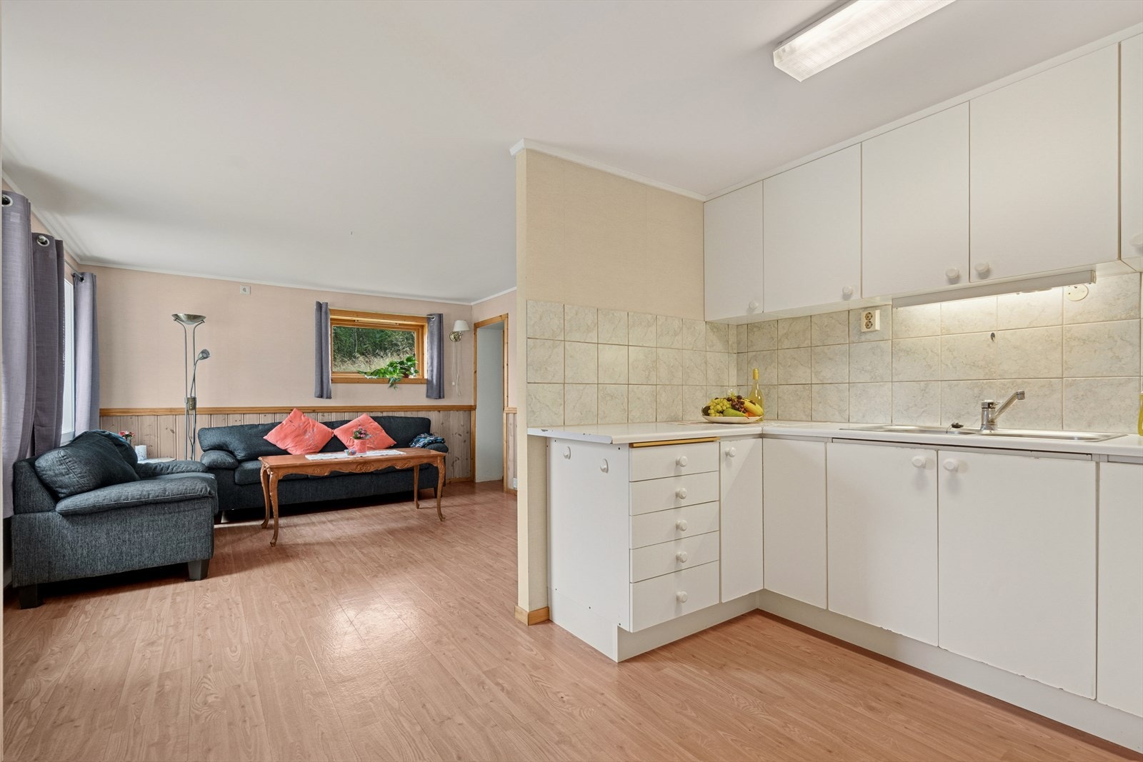 Videre inn er det stue/kjøkken med dels åpen løsning. Galleribilde