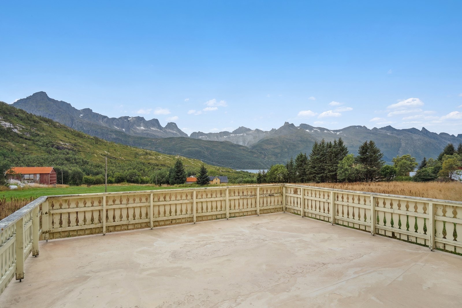 Simon Lyngved Fjordholm og Christian Strandheim Jørgensen v/ DNB Eiendom ønsker deg velkommen til Øvre Selstadveien 45! Galleribilde