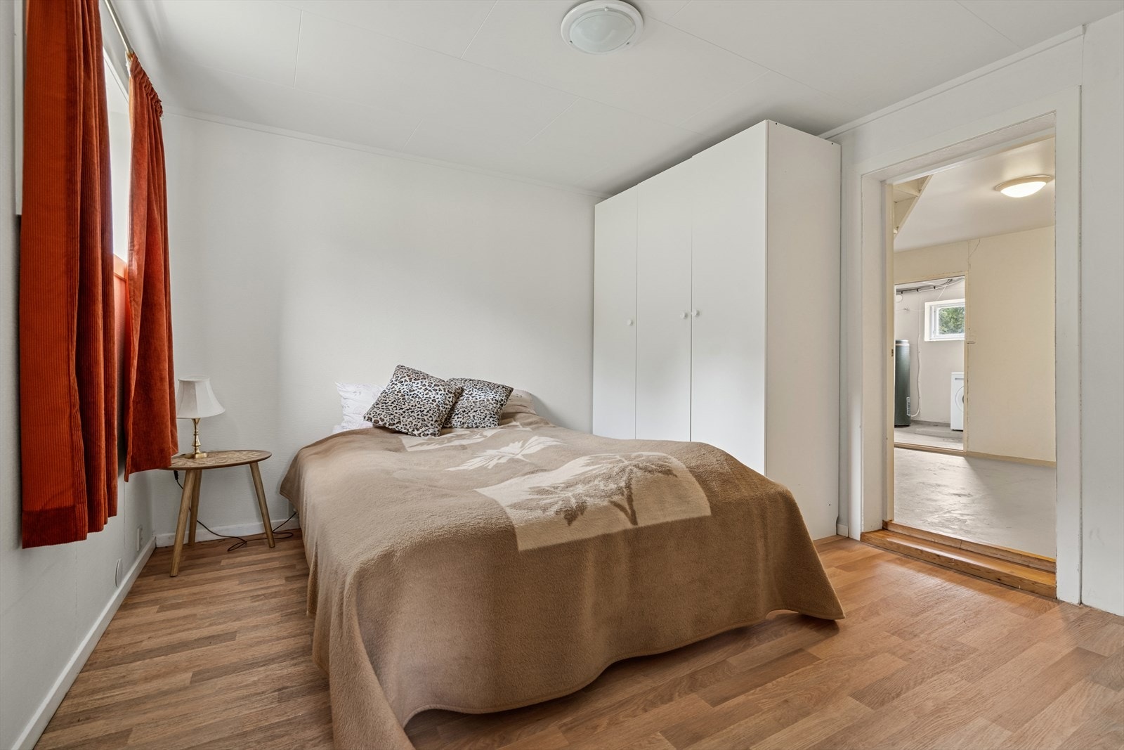 Soverom i kjeller er tegnet inn som vaskerom. Bruksendringen kan være søknadspliktig. Se punkt "Ferdigattest" i salgsoppgaven. Galleribilde