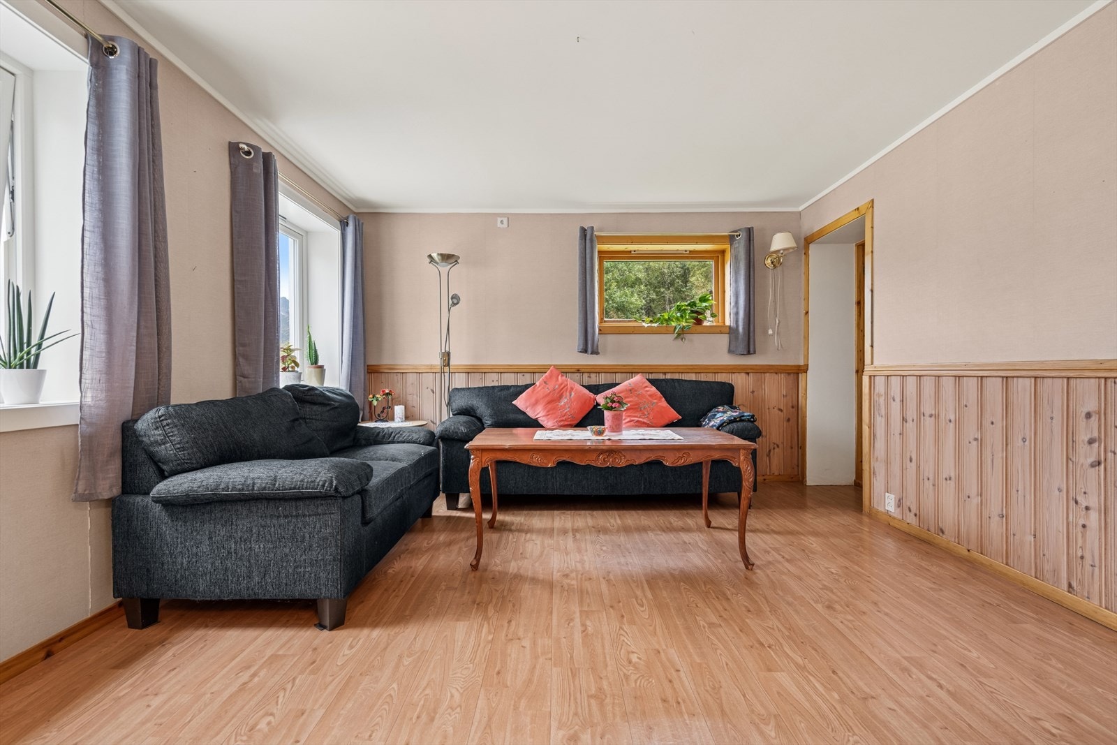 Stuen i kjelleren får også nyte den fine utsikten mot de idylliske omgivelsene. Galleribilde