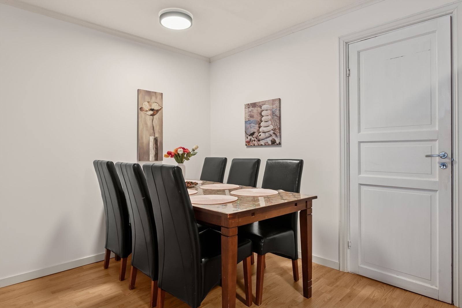 Nyt et herlig måltid i godt selskap. Galleribilde