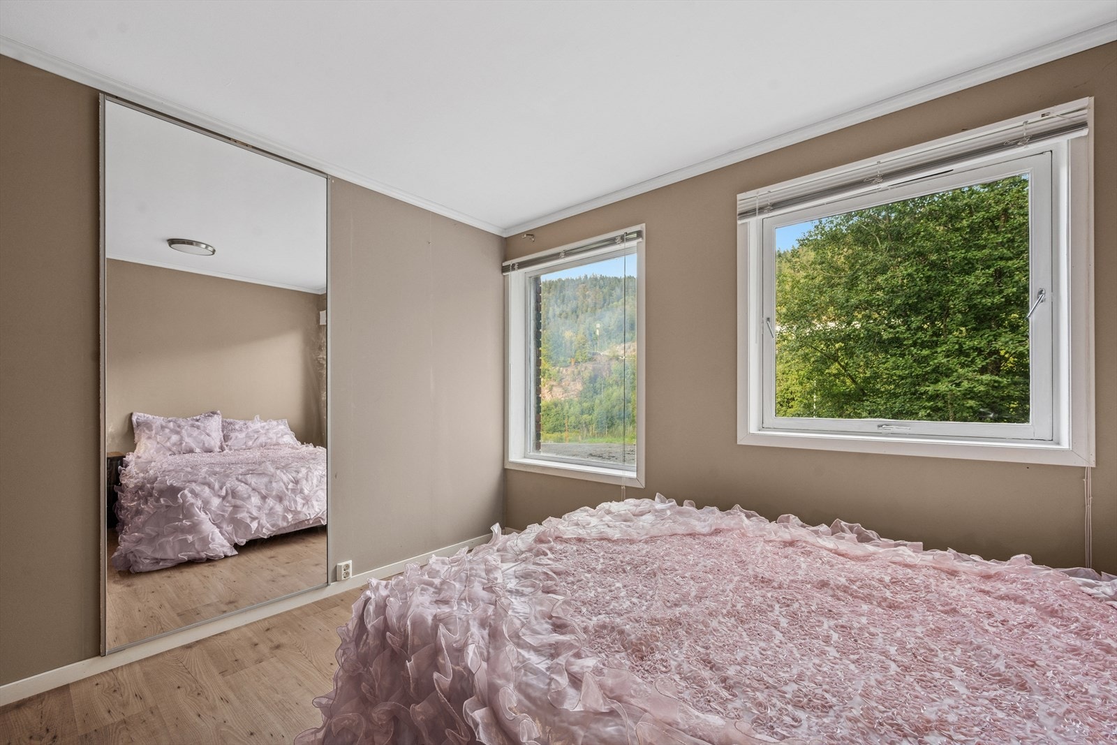 Stort soverom med god plass til møblering. Galleribilde