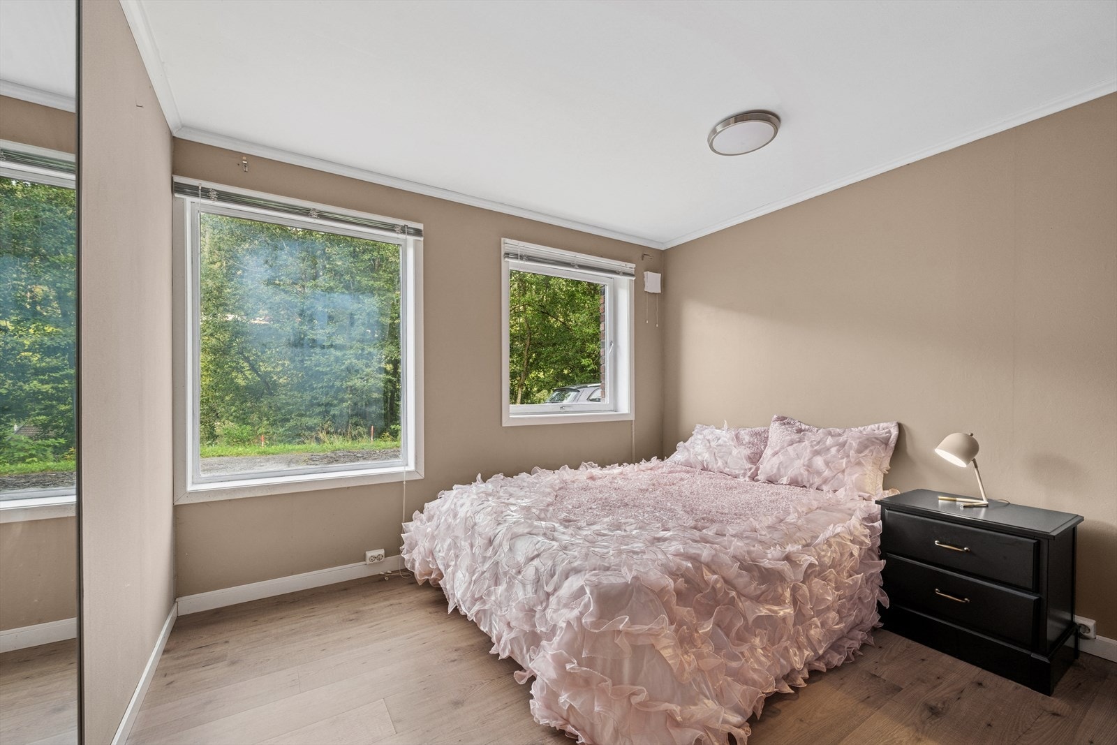 De store vinduene gir godt med naturlig lys. Galleribilde