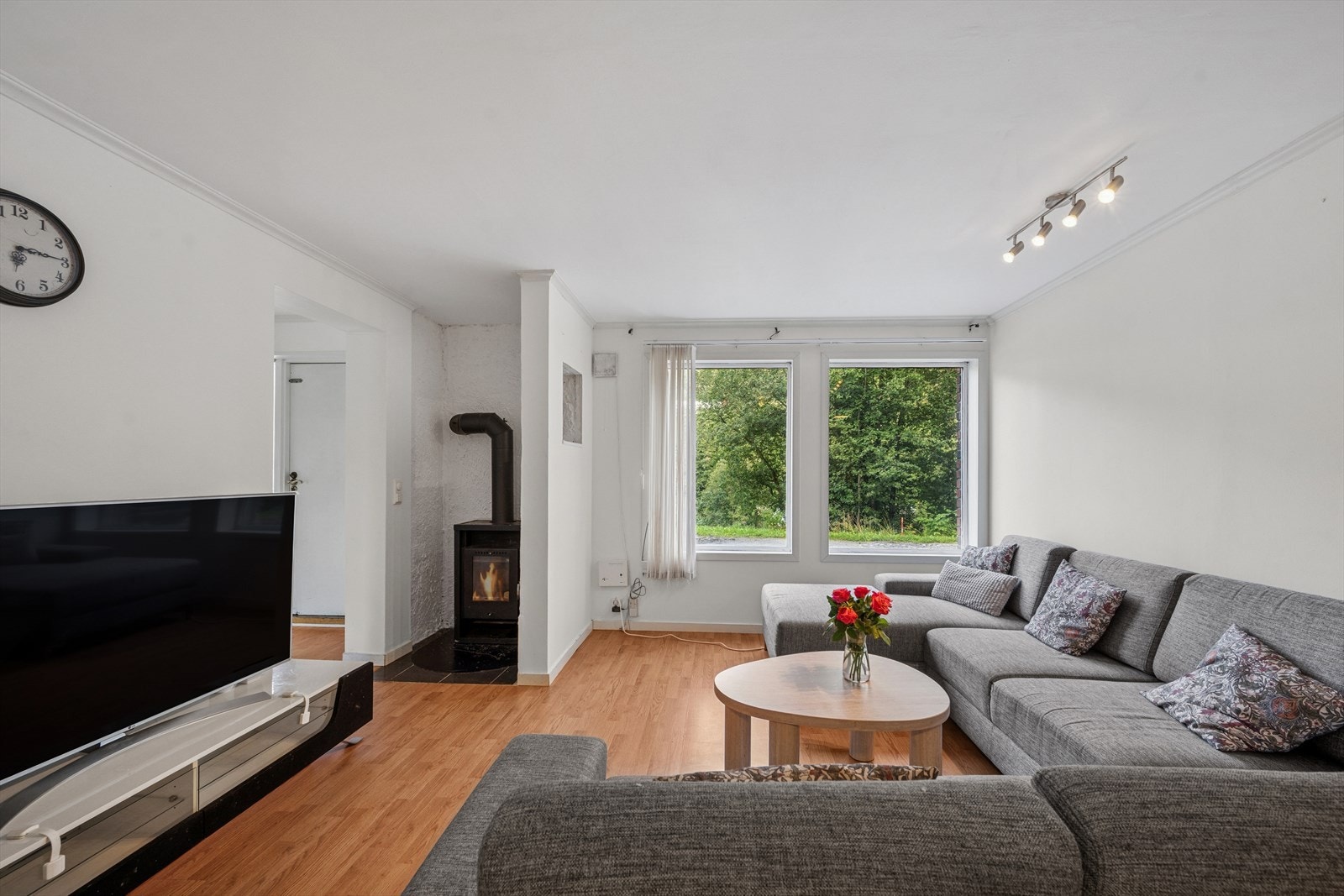 Her kan du nyte kalde høstdager med koselige og varme omgivelser fra peisen. Galleribilde