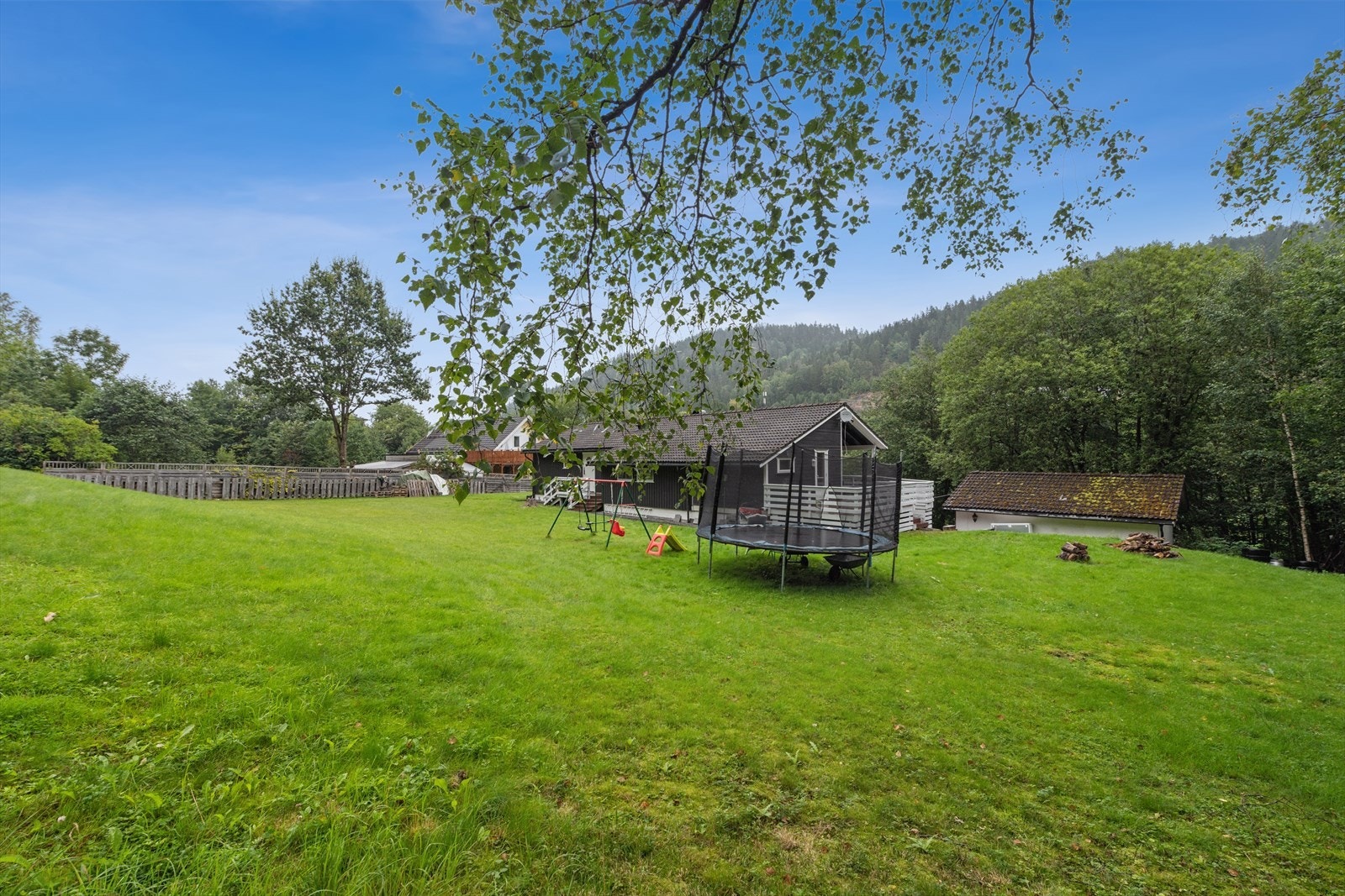 Eiendommen er opparbeidet med en stor grønn tomt. Galleribilde