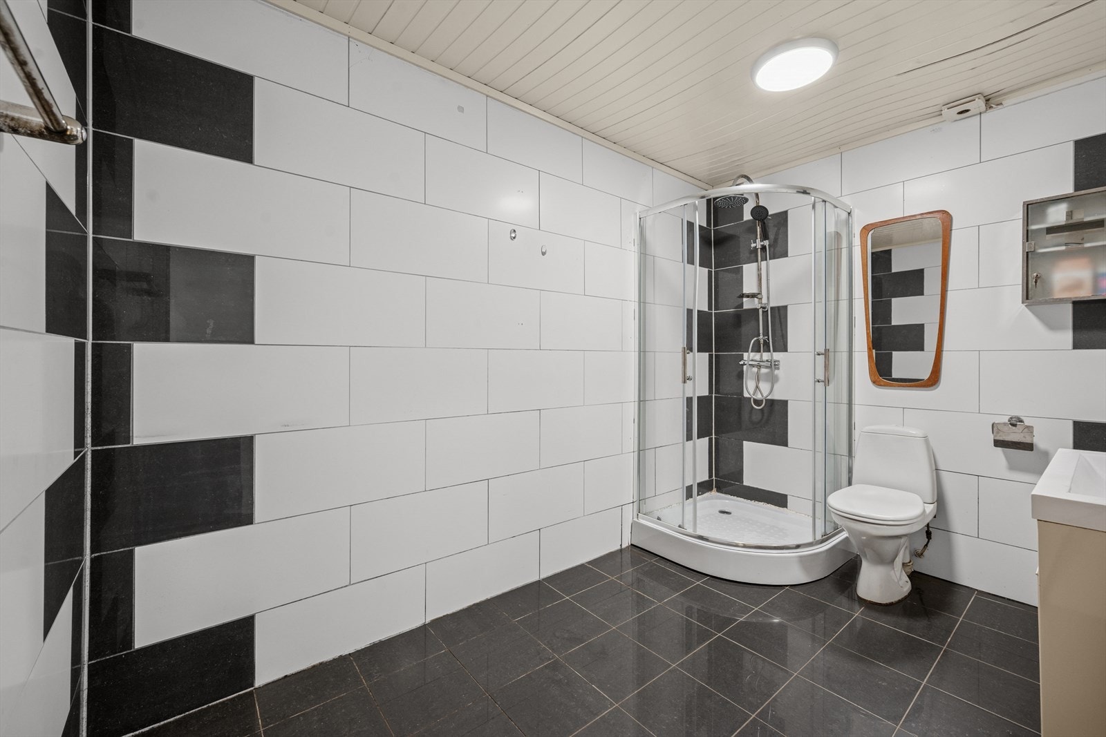 Badet har fliser på vegger og gulv, samt elektriske varmekabler som gir en lun følelse. Galleribilde