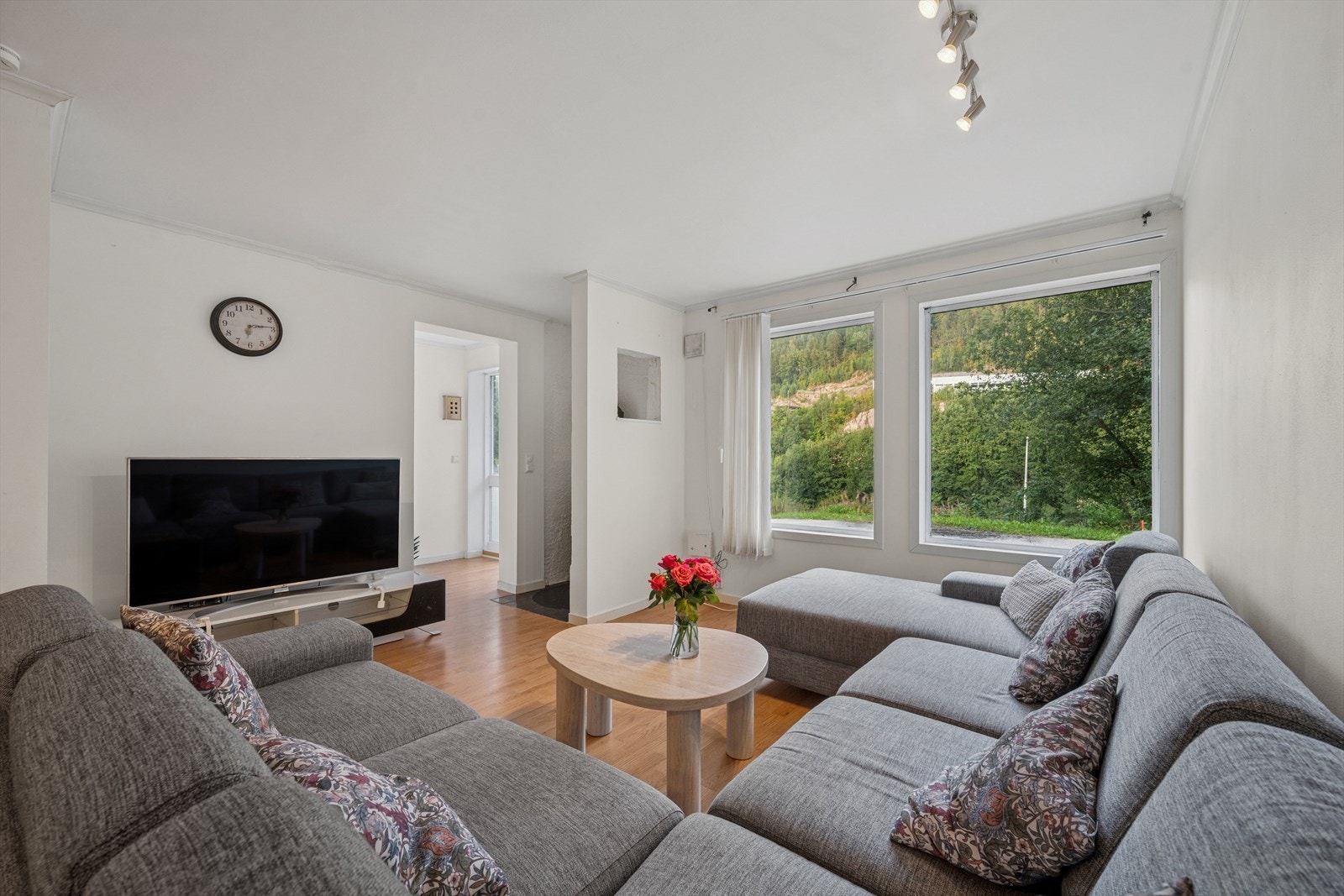 Velkommen til Kobbervikdalen 58A presentert av Eiendomsmegler Salma Rana Kalenius og Christer Hagen. Galleribilde