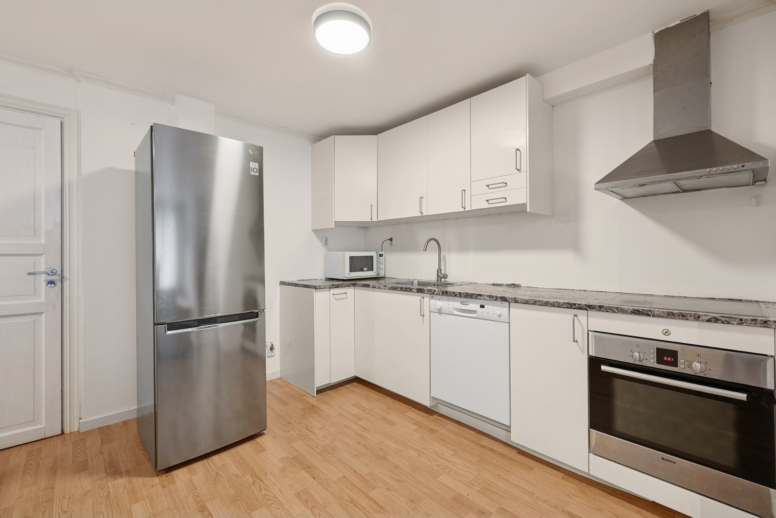 Glatte fronter og benkeplate av laminat. Galleribilde