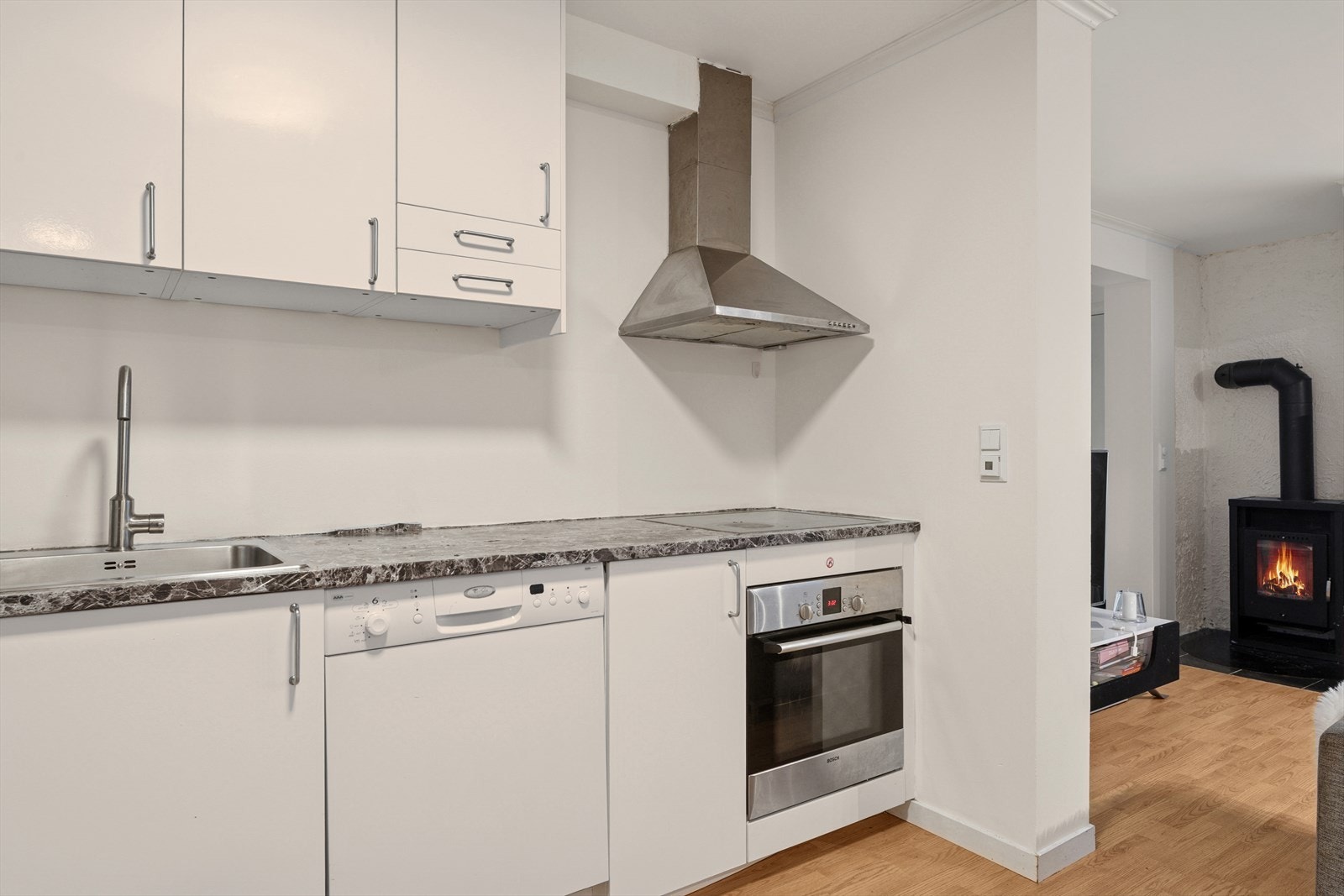 Kjøkkenet er lyst med god benkeplass og oppbevaring. Galleribilde