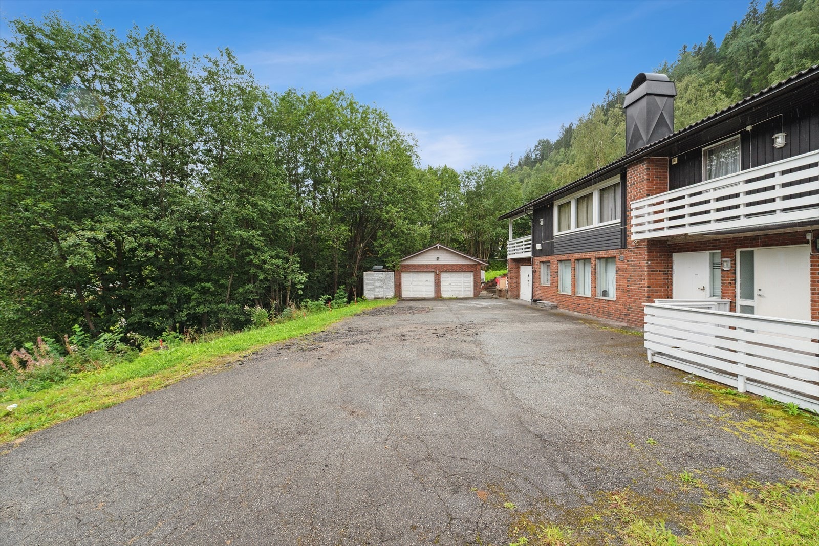 Stor oppkjørsel til boligen, og god plass til parkering i dobbeltgarasje. Galleribilde