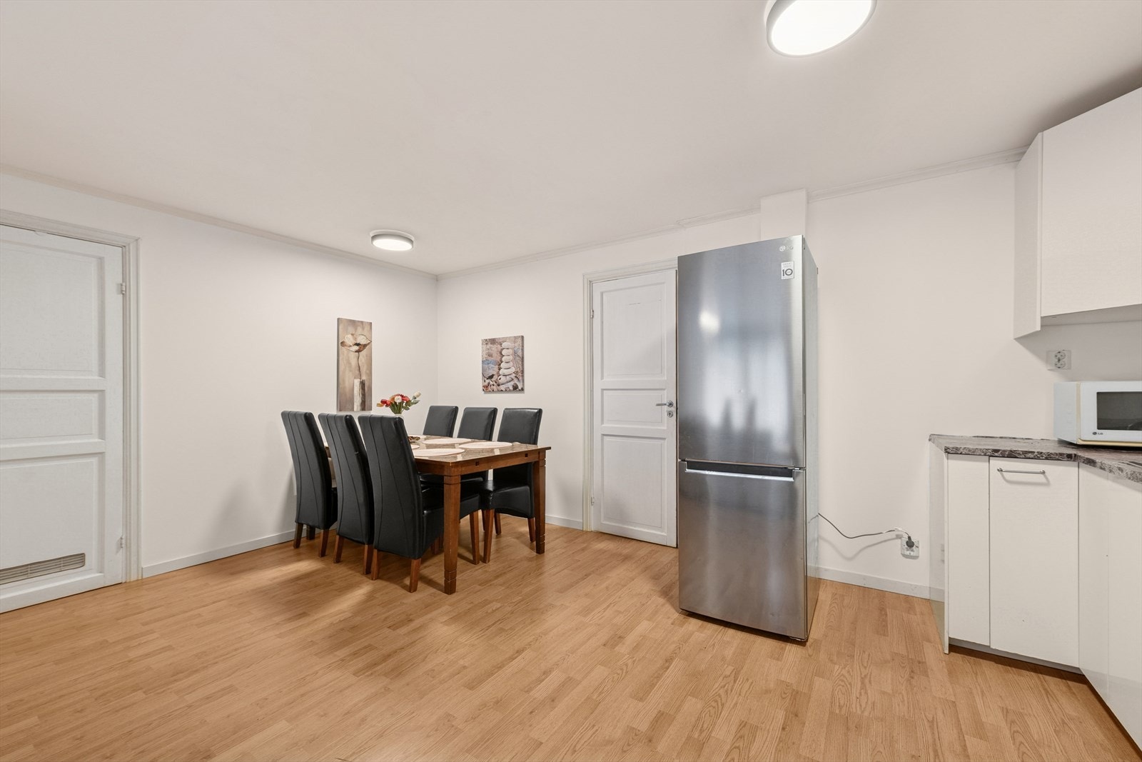 Fra kjøkkenet kommer man til spisestuen. Galleribilde