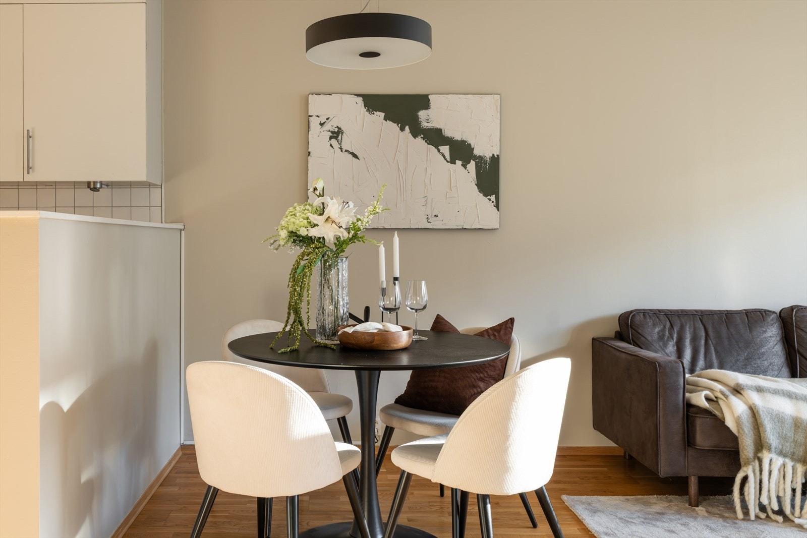 God plass til spisebord, perfekt for sosiale middager med familie og venner. Galleribilde