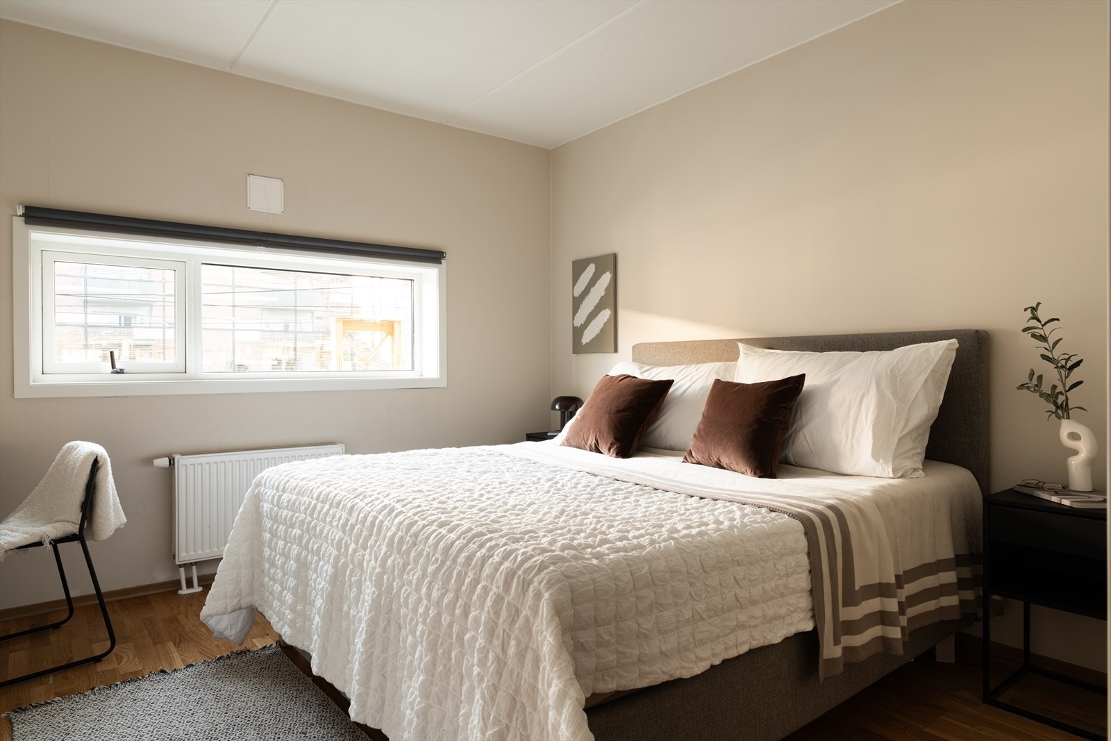 Soverommet er romslig med plass til dobbeltseng, nattbord og ønsket møblement. Galleribilde