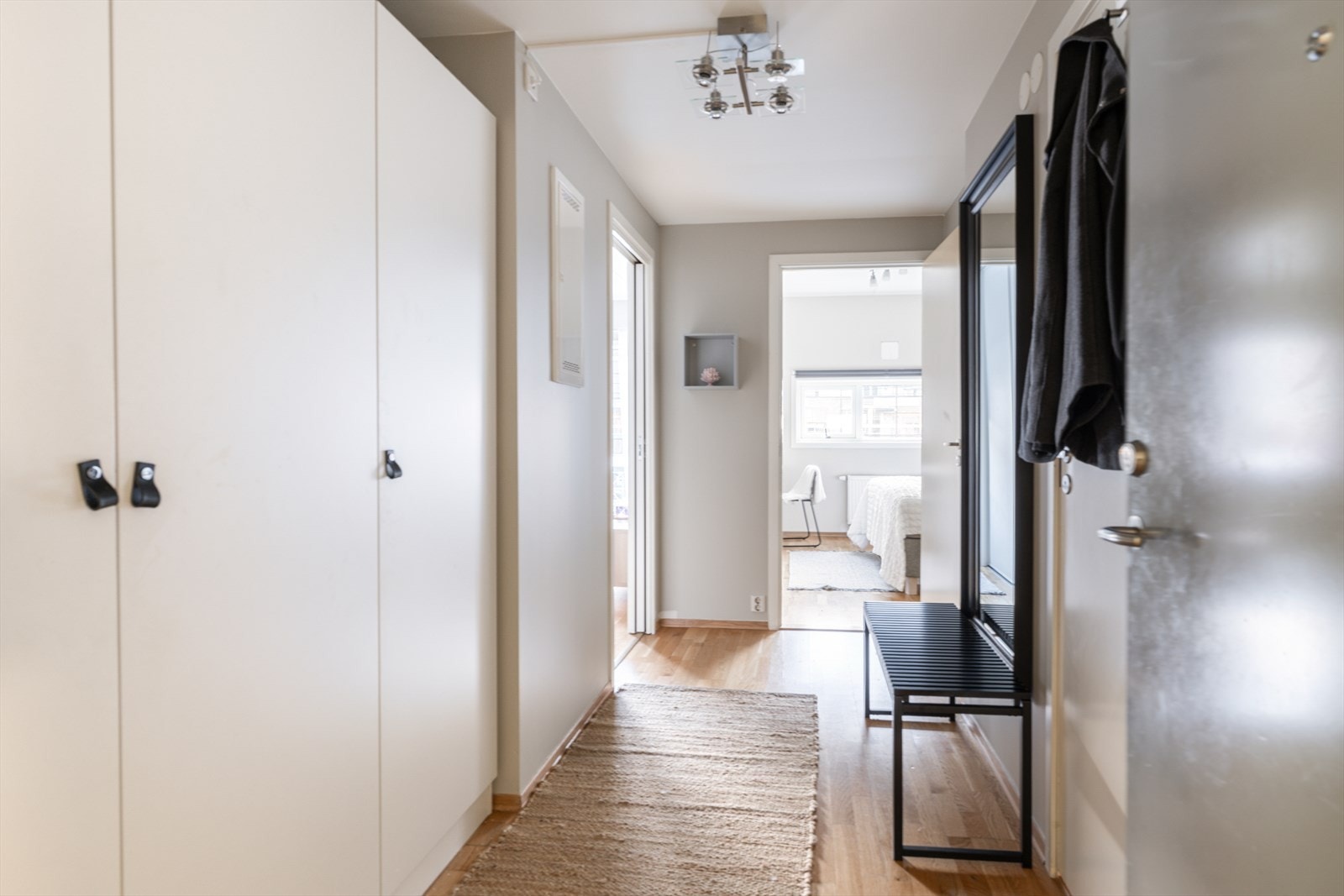 Romslig og lys entré med god plass til oppbevaring i garderobeskap. Galleribilde