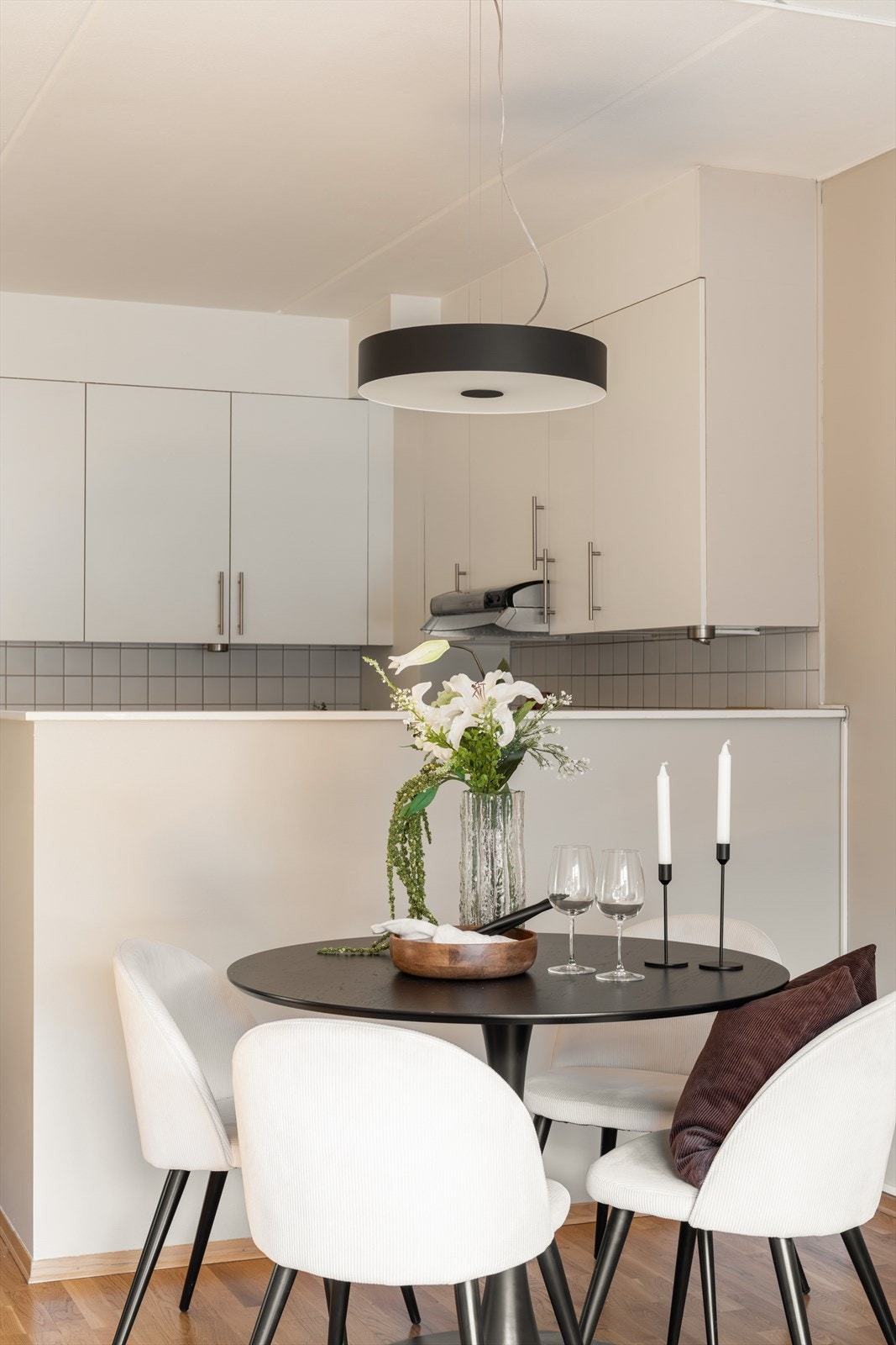 Kjøkkenet er delvis skjermet med delvegg mot kjøkken. Galleribilde