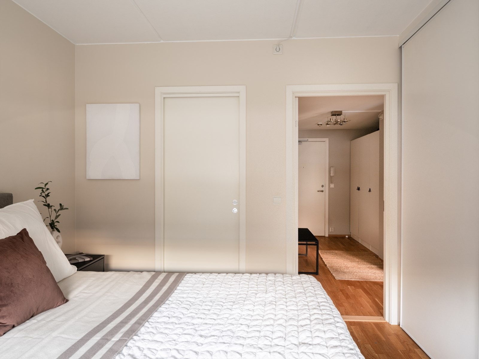 Soverommet har egen inngang til innvendig bod /walk-in closet
, perfekt til oppbevaring. Galleribilde