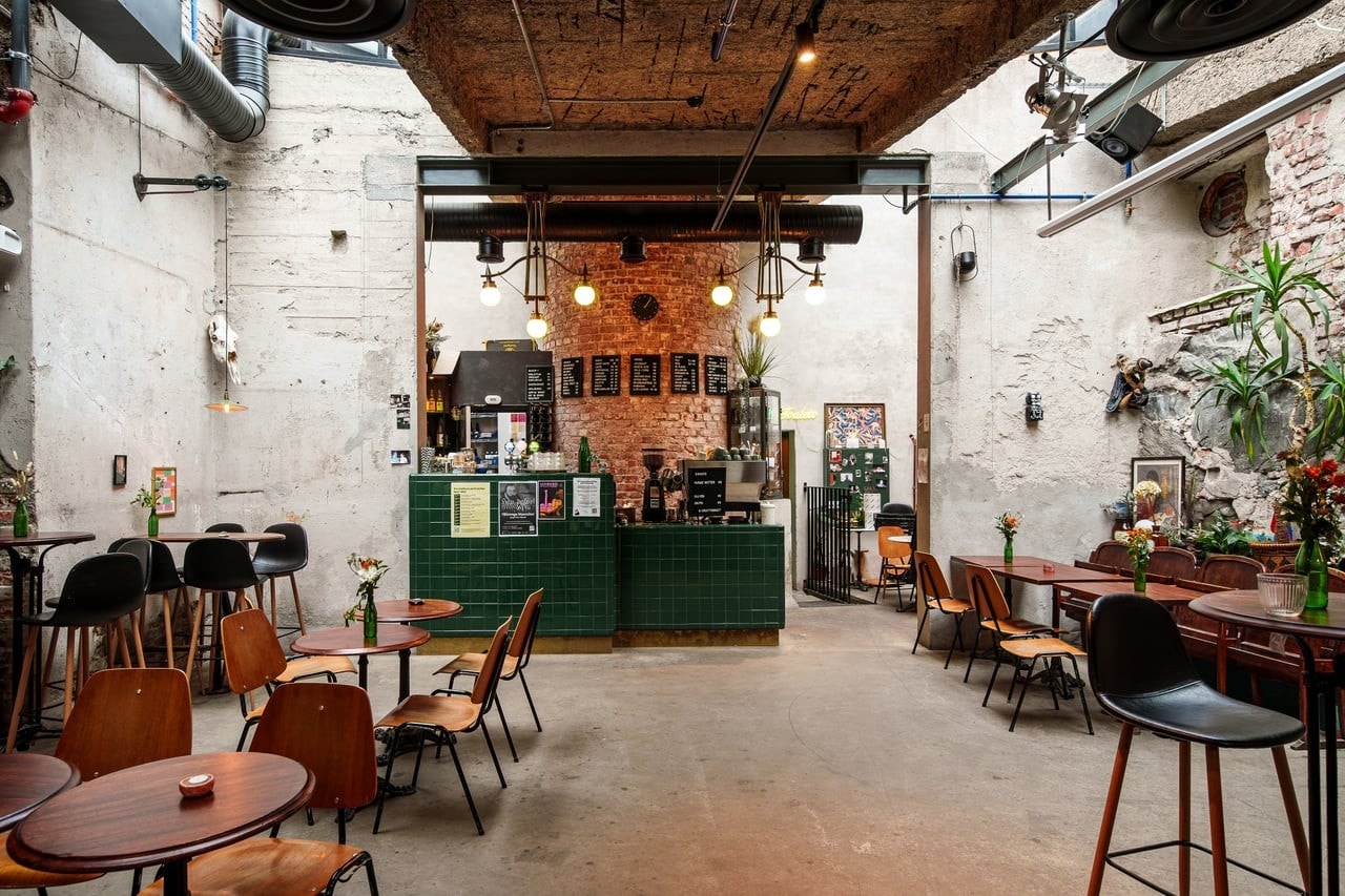 Kruttverket, kulturhuset i nabolaget, tilbyr badstu, bar, kafé, scene, galleri og variert kulturtilbud. Galleribilde