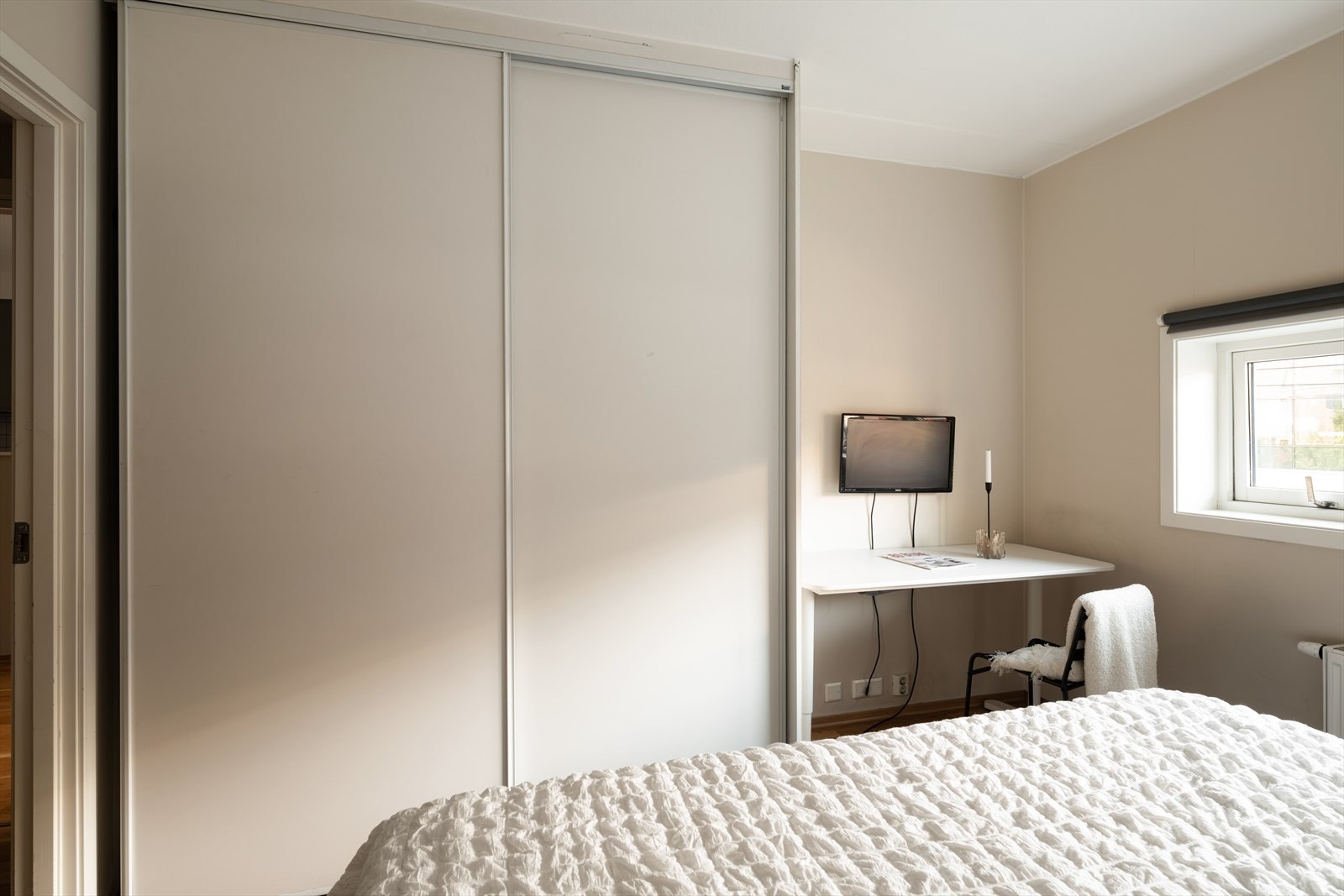 Godt med plass til skyvedørsgarderobe for praktisk oppbevaring av klær. Galleribilde