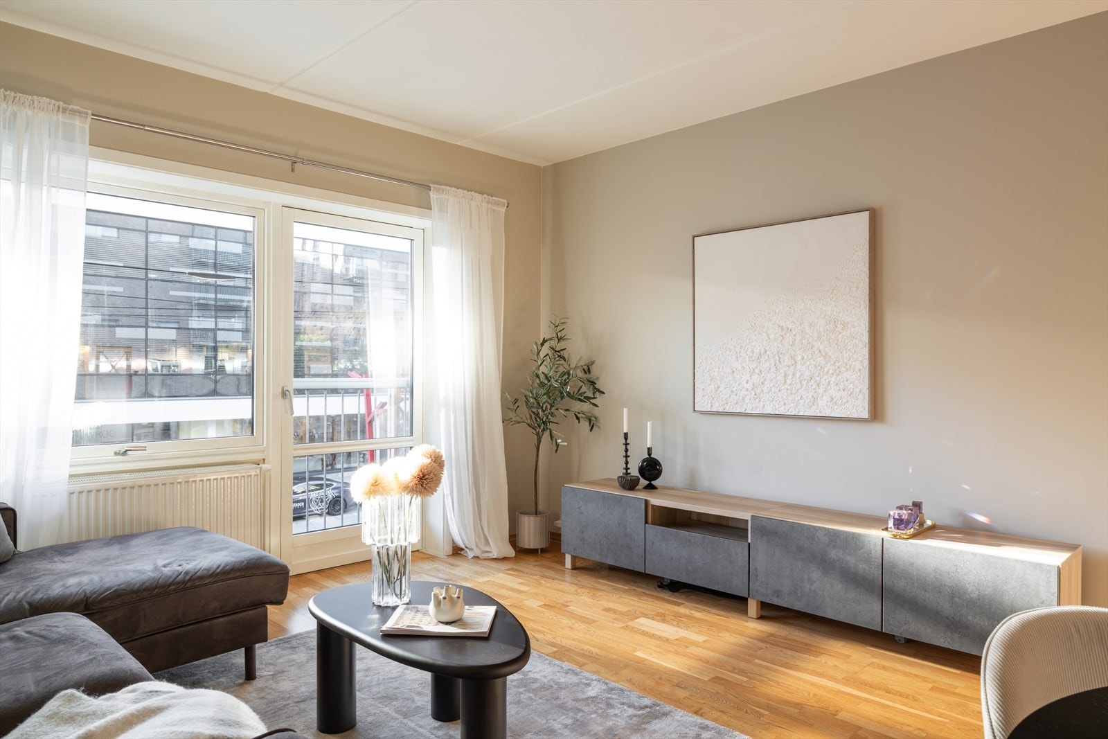 Åpen og fleksibel stue med plass til både sofagruppe, TV-seksjon og annet møblement. Galleribilde