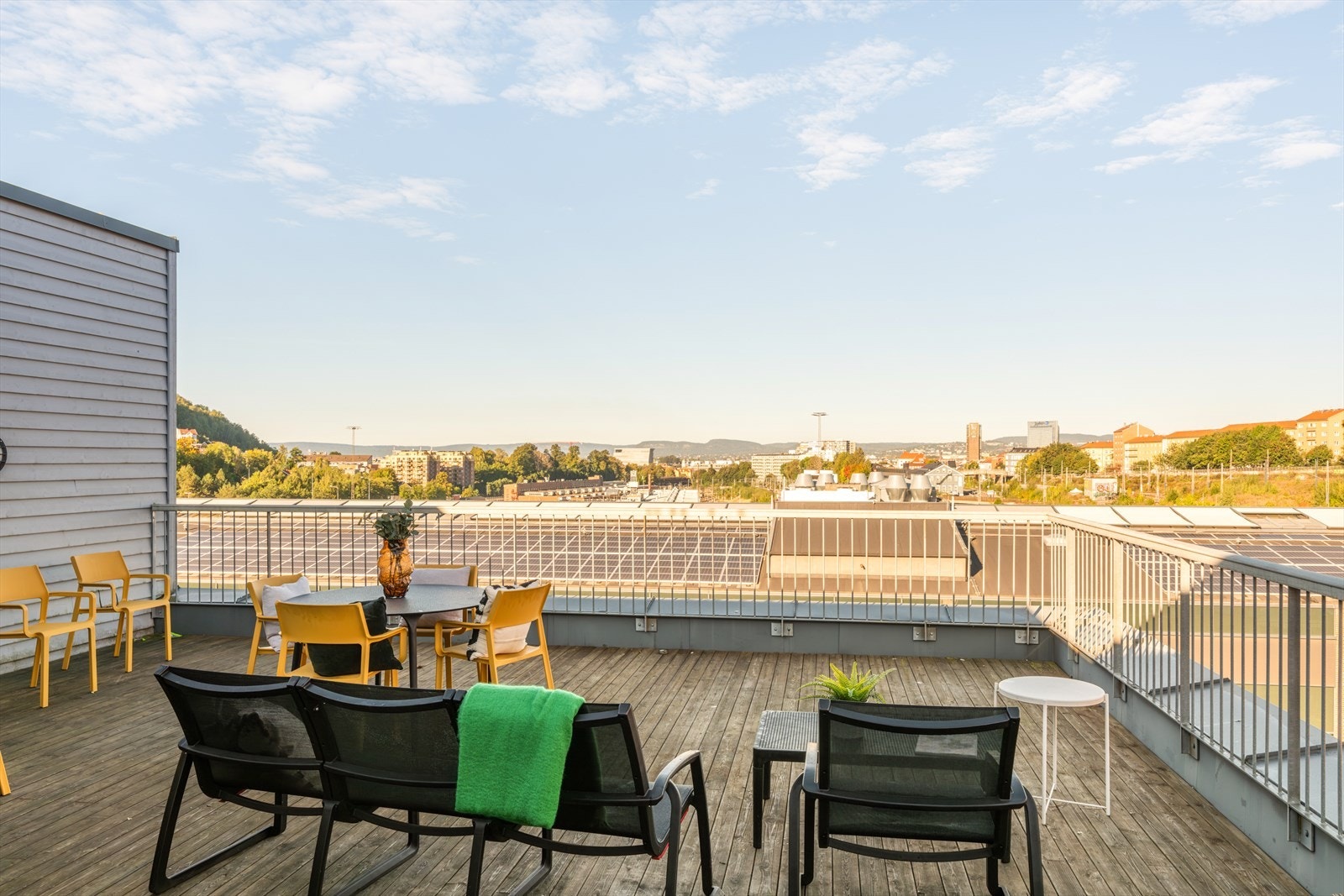 Takterrasse tilgjengelig for beboerne med flott utsikt over byen. Galleribilde