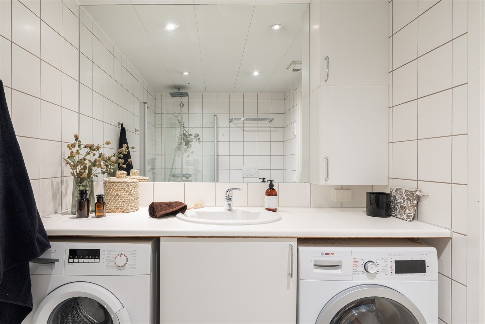 Bad med stor servant og praktisk opplegg for vaskemaskin og tørketrommel Galleribilde