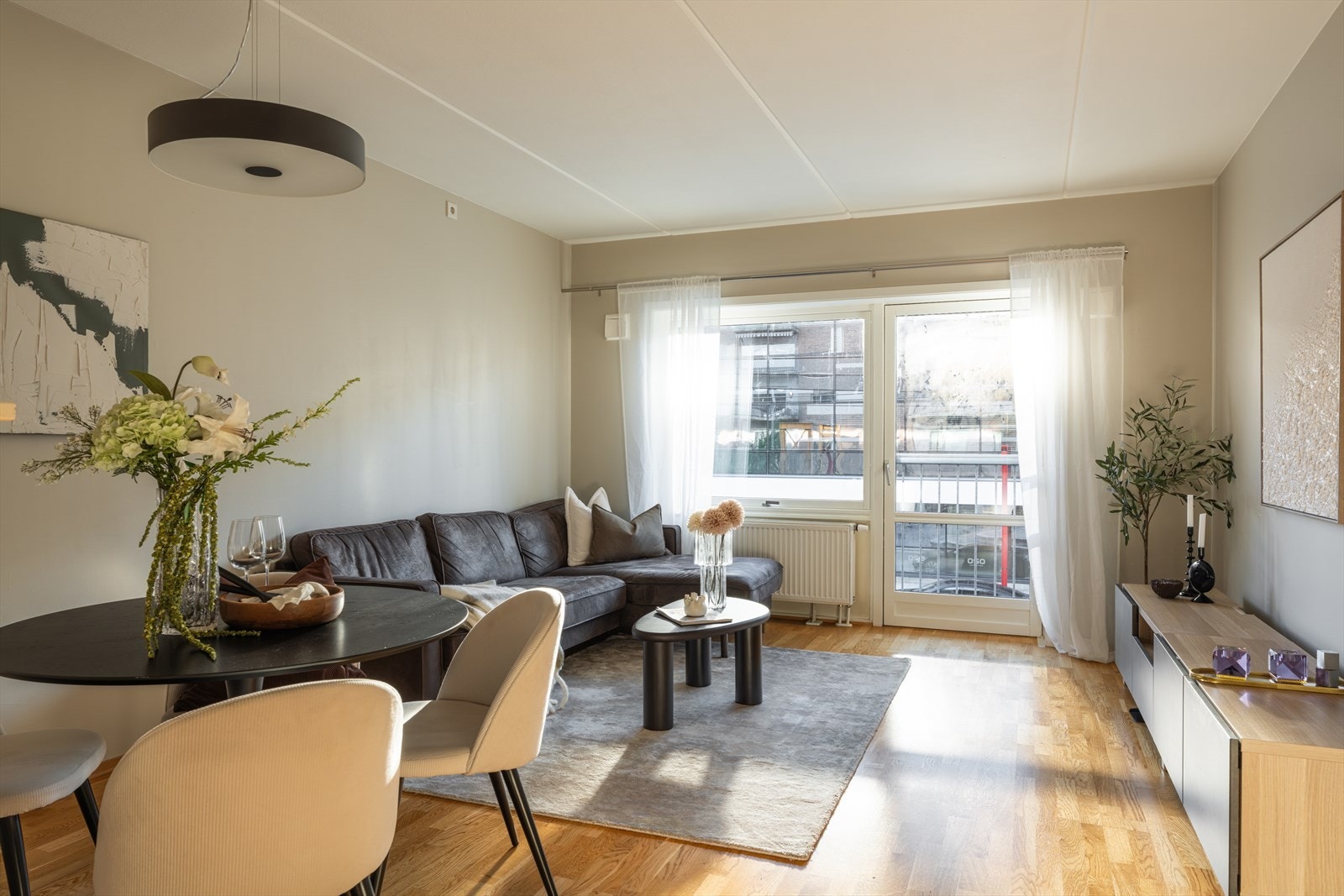 Leiligheten har generøse vinduer som slipper inn rikelig med dagslys. Galleribilde