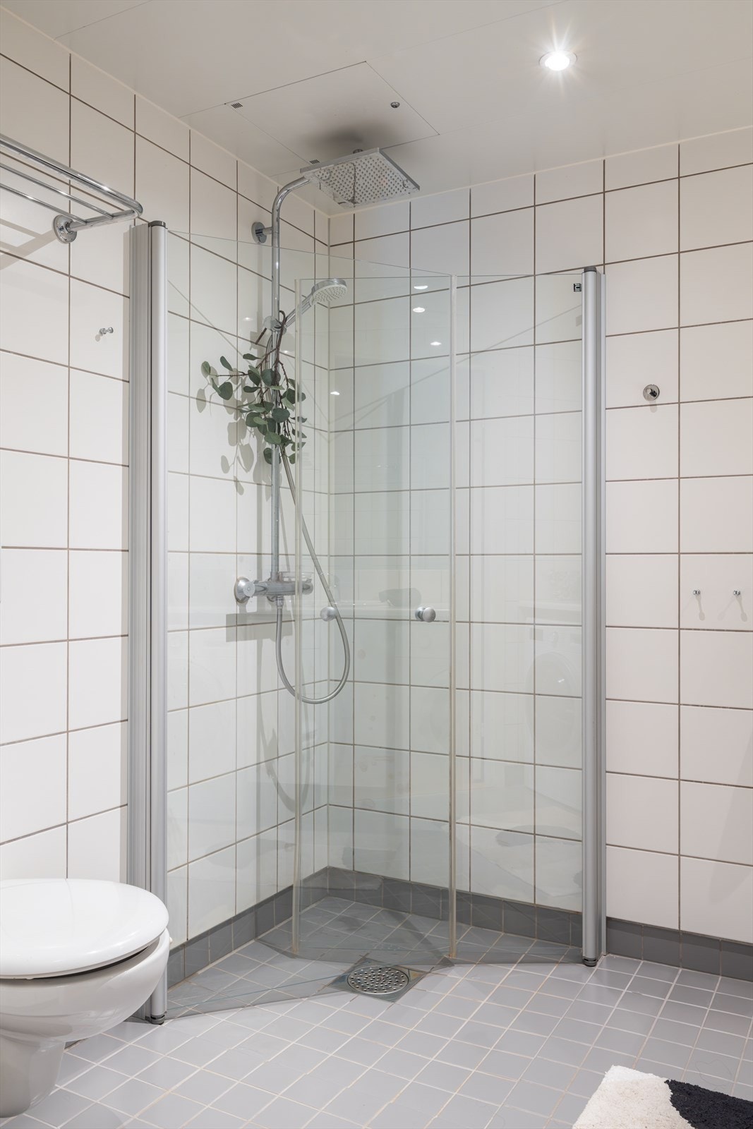 Det er etablert downlights i tak og varme i gulv Galleribilde