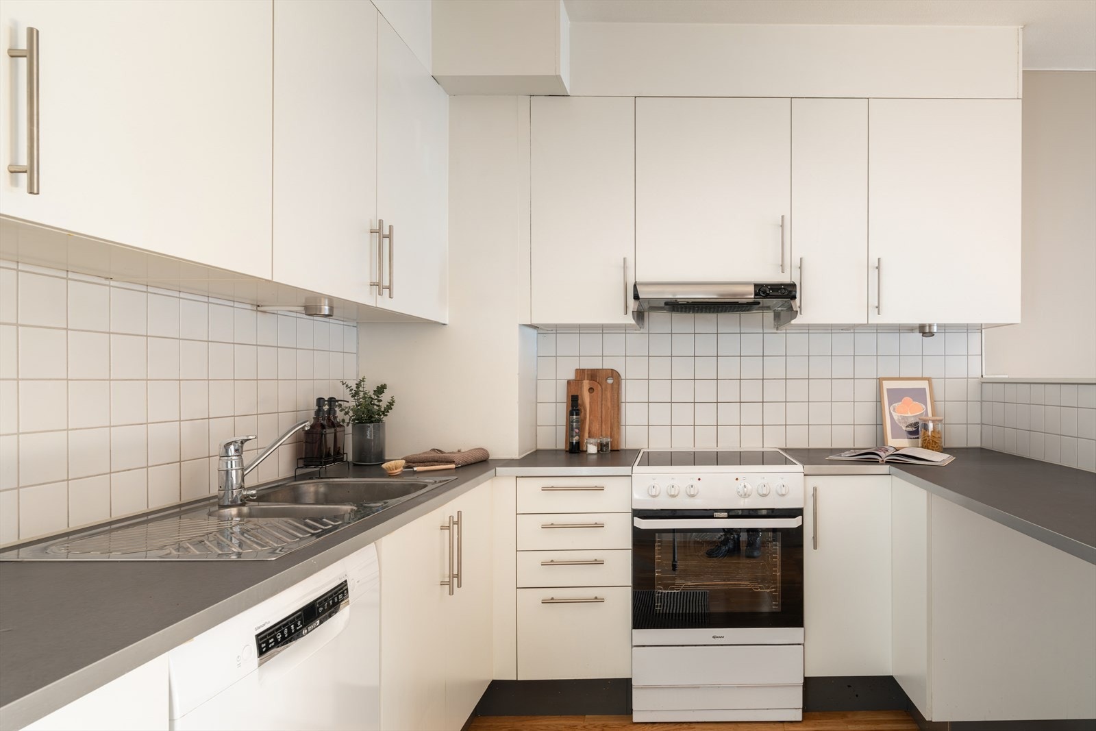 Åpen planløsning mellom kjøkken og stue skaper en lys og sosial møteplass. Galleribilde