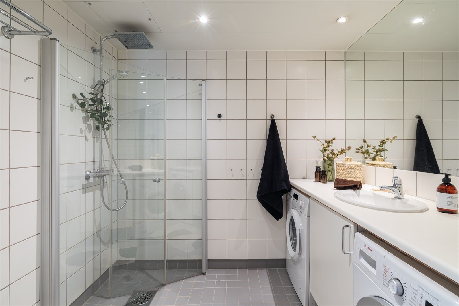 Tidløst baderom med stort speil og benkeplate Galleribilde