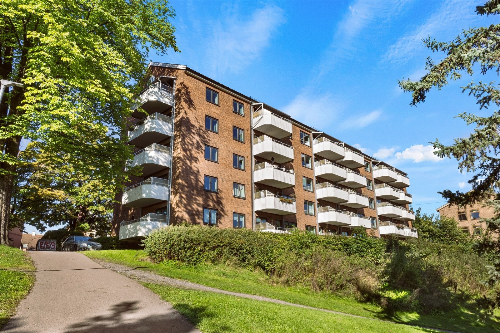 Eiendommen har en felles tomt på over 4 mål. Galleribilde