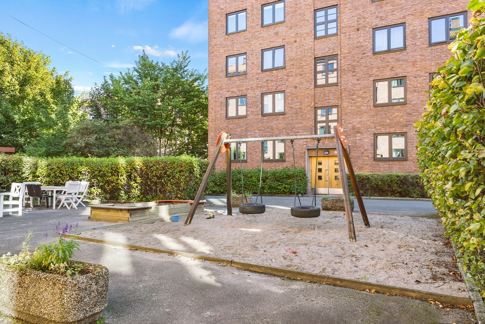 Tomten er godt vedlikeholdt med hyggelige grøntområder og fasiliteter for alle aldre. Galleribilde