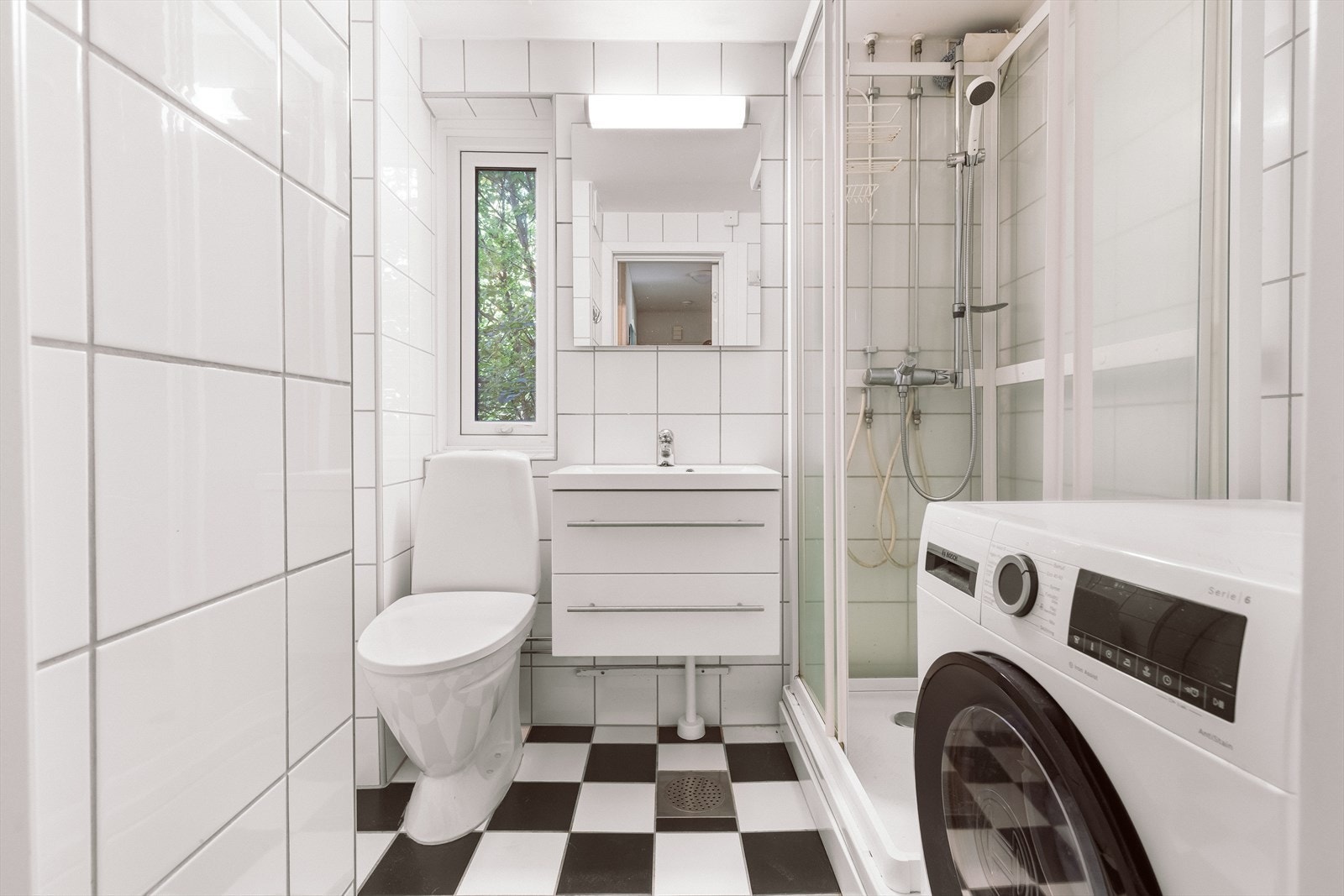 Badet ble totalmodernisert i 2003 og har flislagte overflater og termostatstyrt gulvvarme. Galleribilde