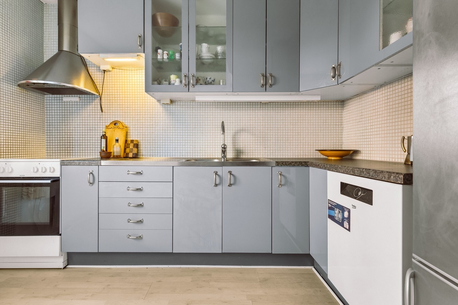 Benkeplaten i laminat og det heldekkende benkebeslaget i stål gir en slitesterk arbeidsflate. Galleribilde