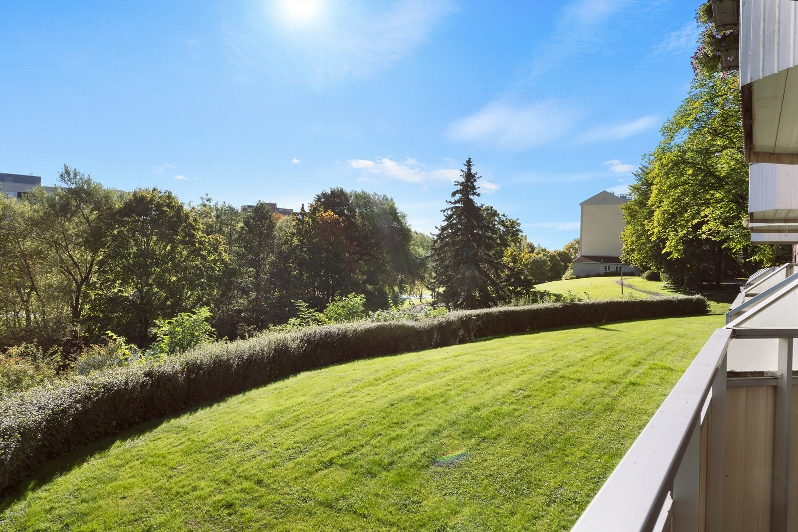 Leiligheten har en nydelig intern beliggenhet med gode solforhold og fritt utsyn mot nydelige grønne omgivelser. Galleribilde