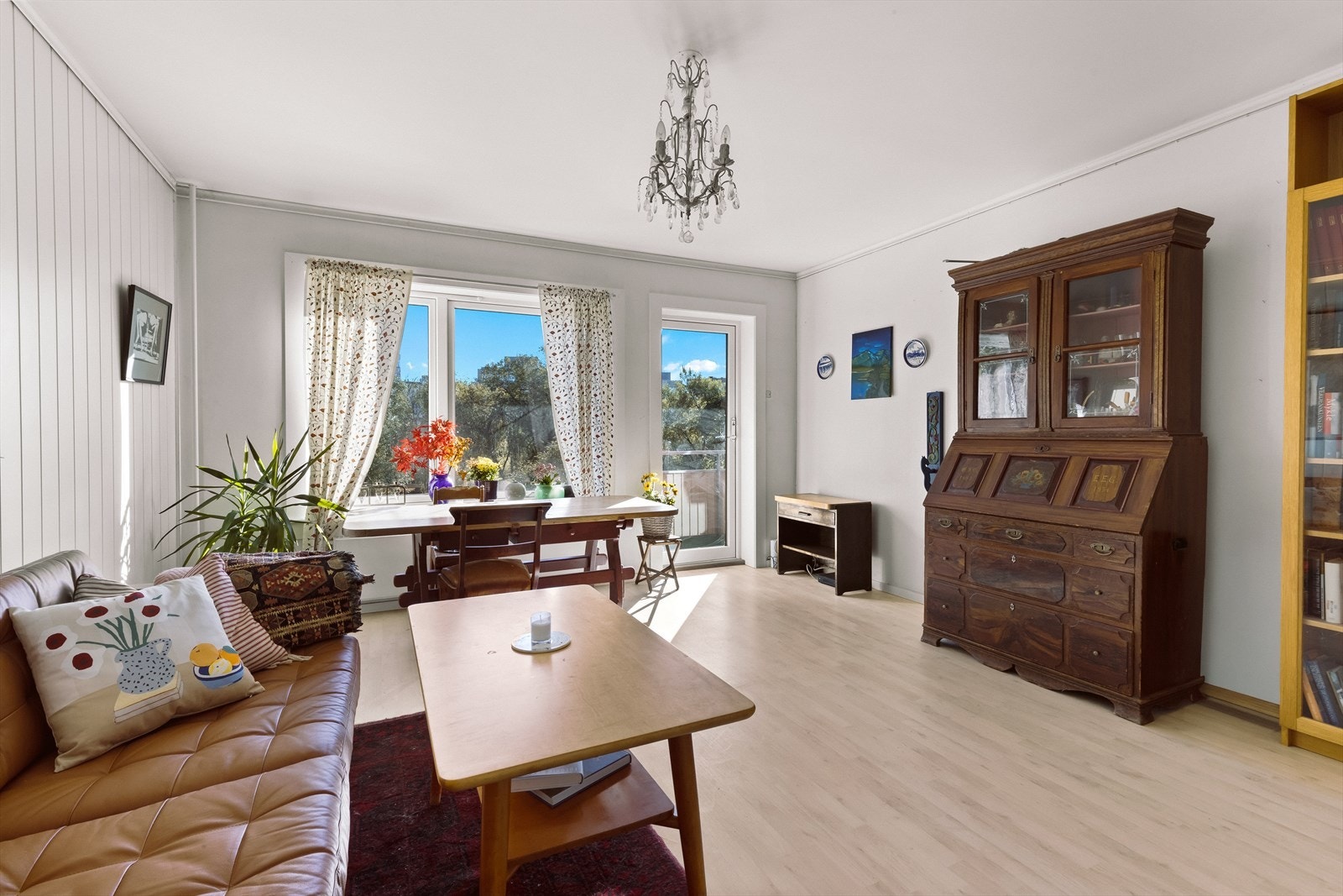 De store vindusflatene og balkongdøren, skiftet i 2023, gir rikelig med naturlig lys. Galleribilde