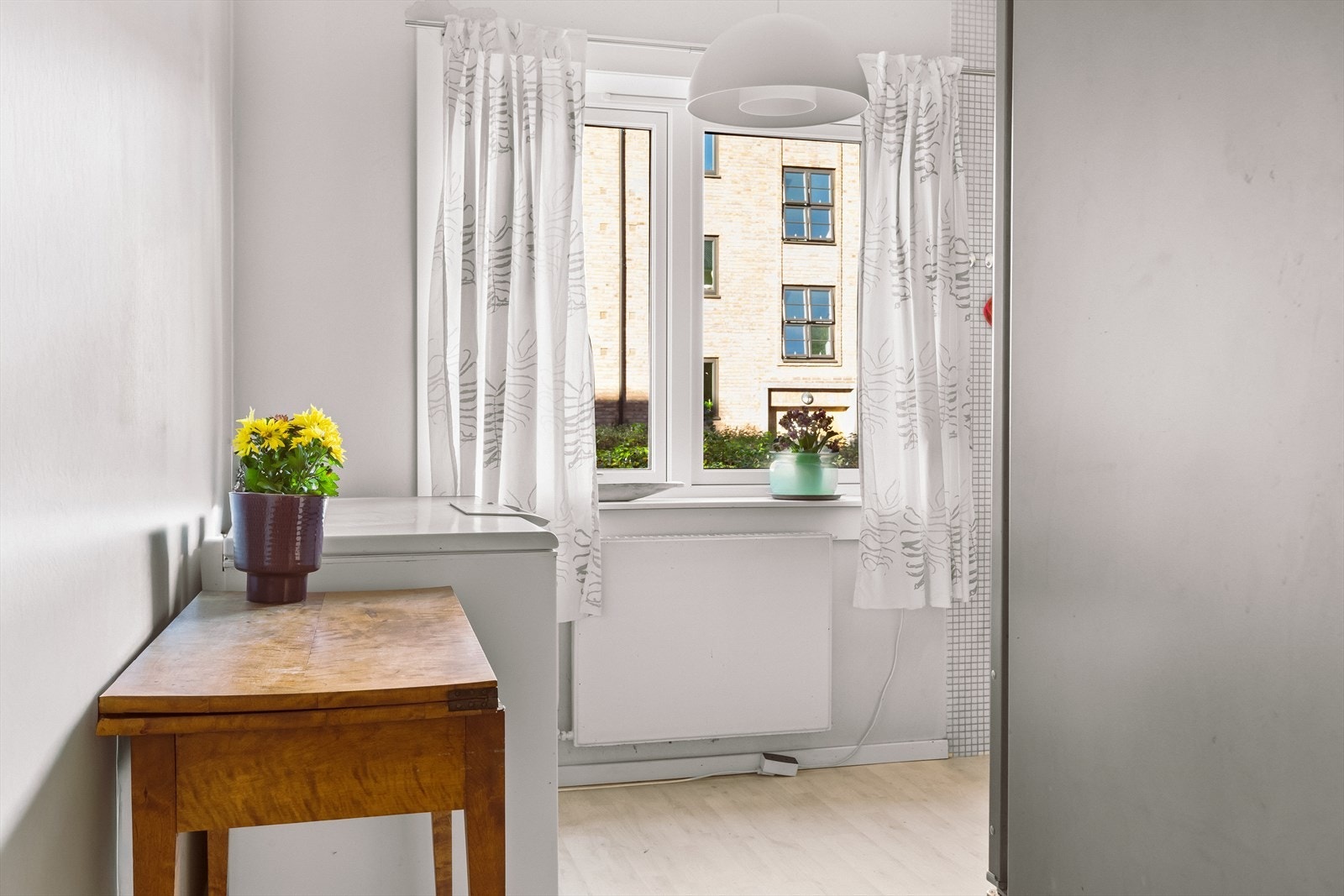 Vinduet fra 2023 slipper inn godt med dagslys og gir utsyn mot bakgården. Galleribilde