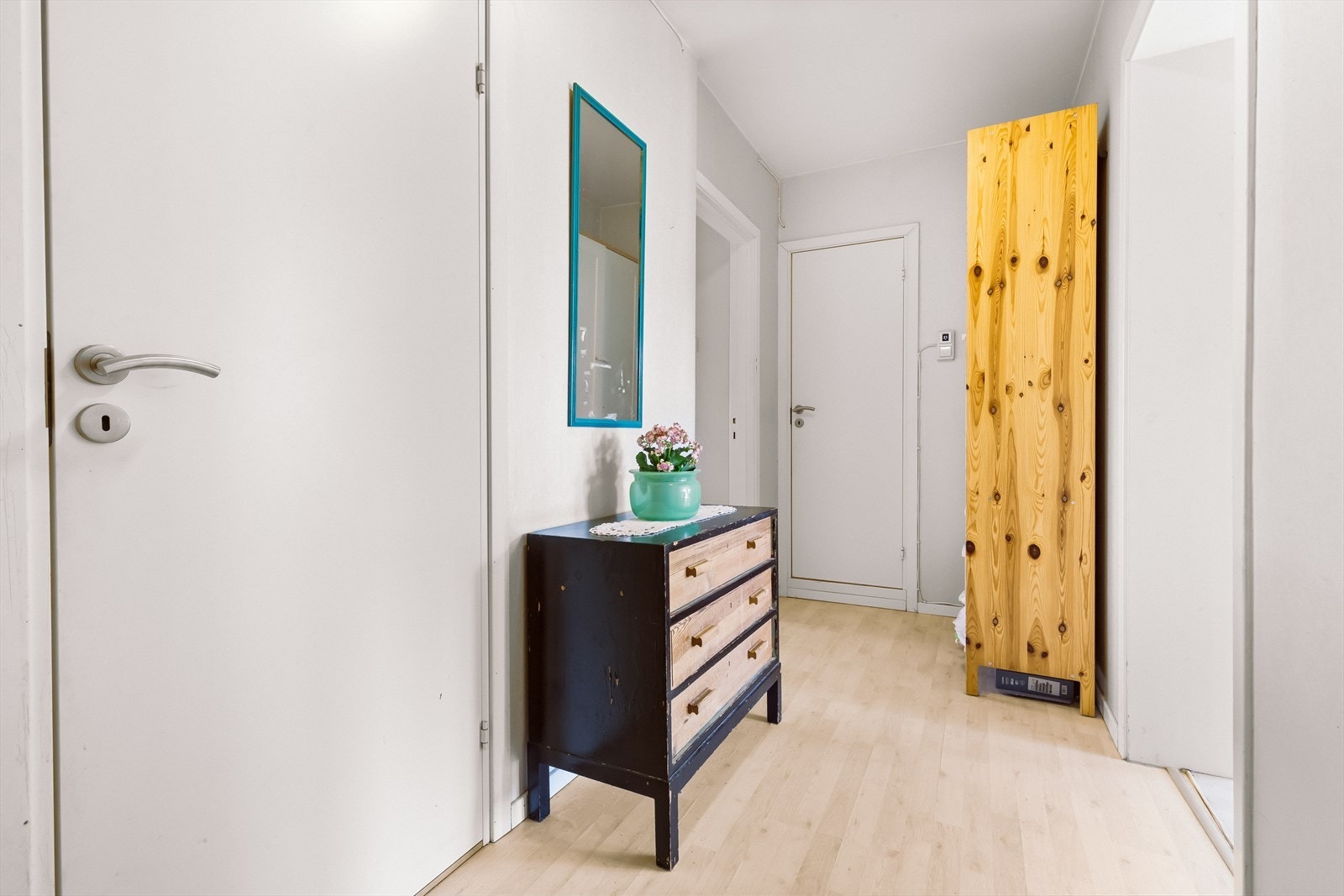 Fra gangen er det direkte inngang til bad, begge soverom, kjøkken og stue. Galleribilde